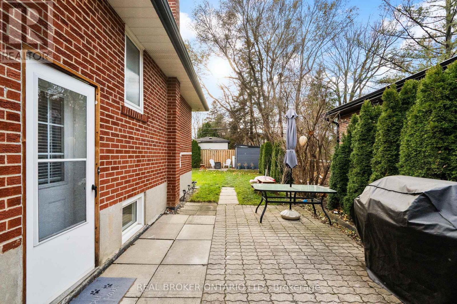 21 Decarie Circle, Toronto, Ontario  M9B 3H6 - Photo 29 - W12593562