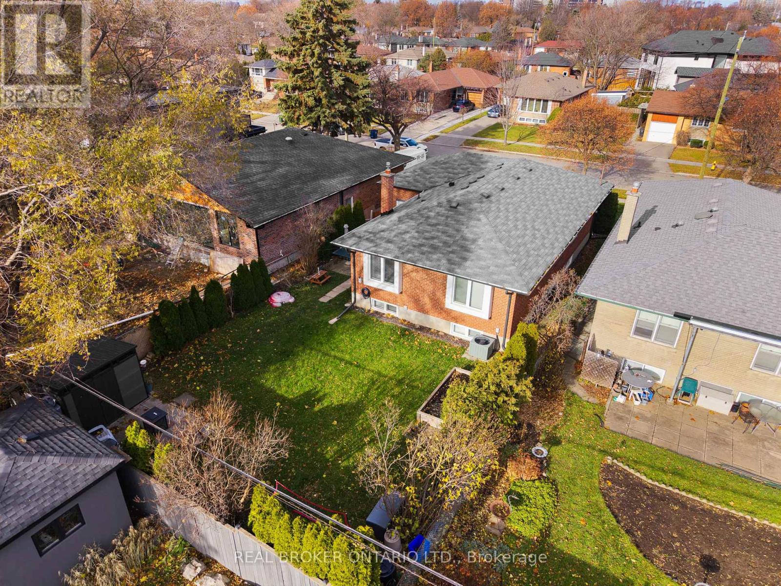 21 Decarie Circle, Toronto, Ontario  M9B 3H6 - Photo 32 - W12593562