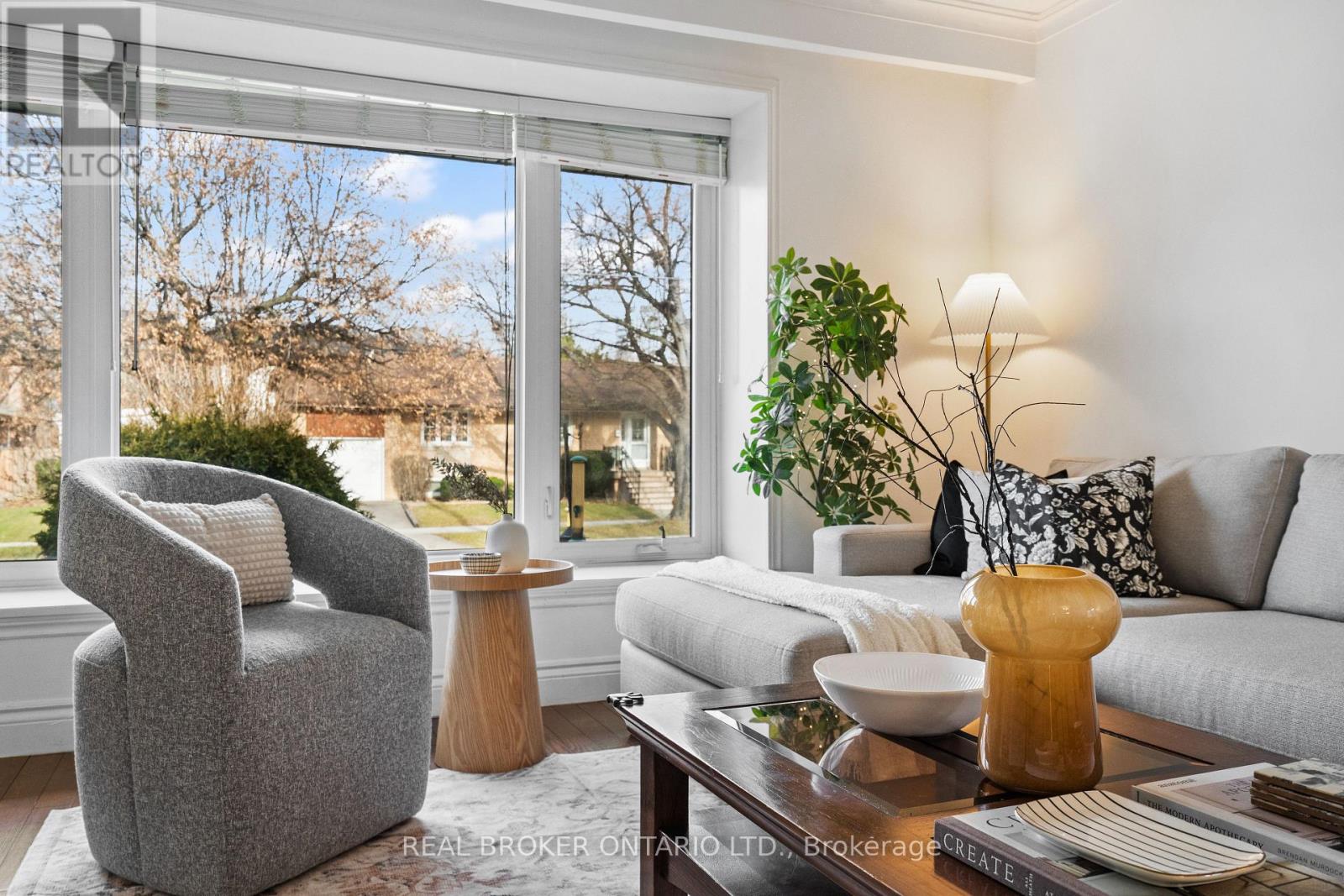 21 Decarie Circle, Toronto, Ontario  M9B 3H6 - Photo 5 - W12593562