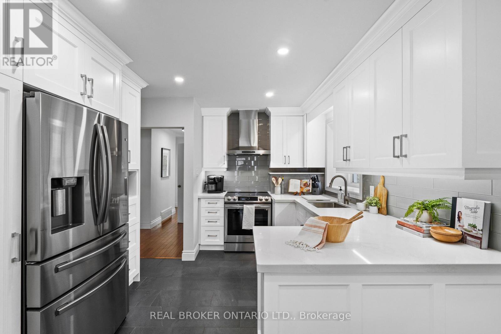 21 Decarie Circle, Toronto, Ontario  M9B 3H6 - Photo 9 - W12593562