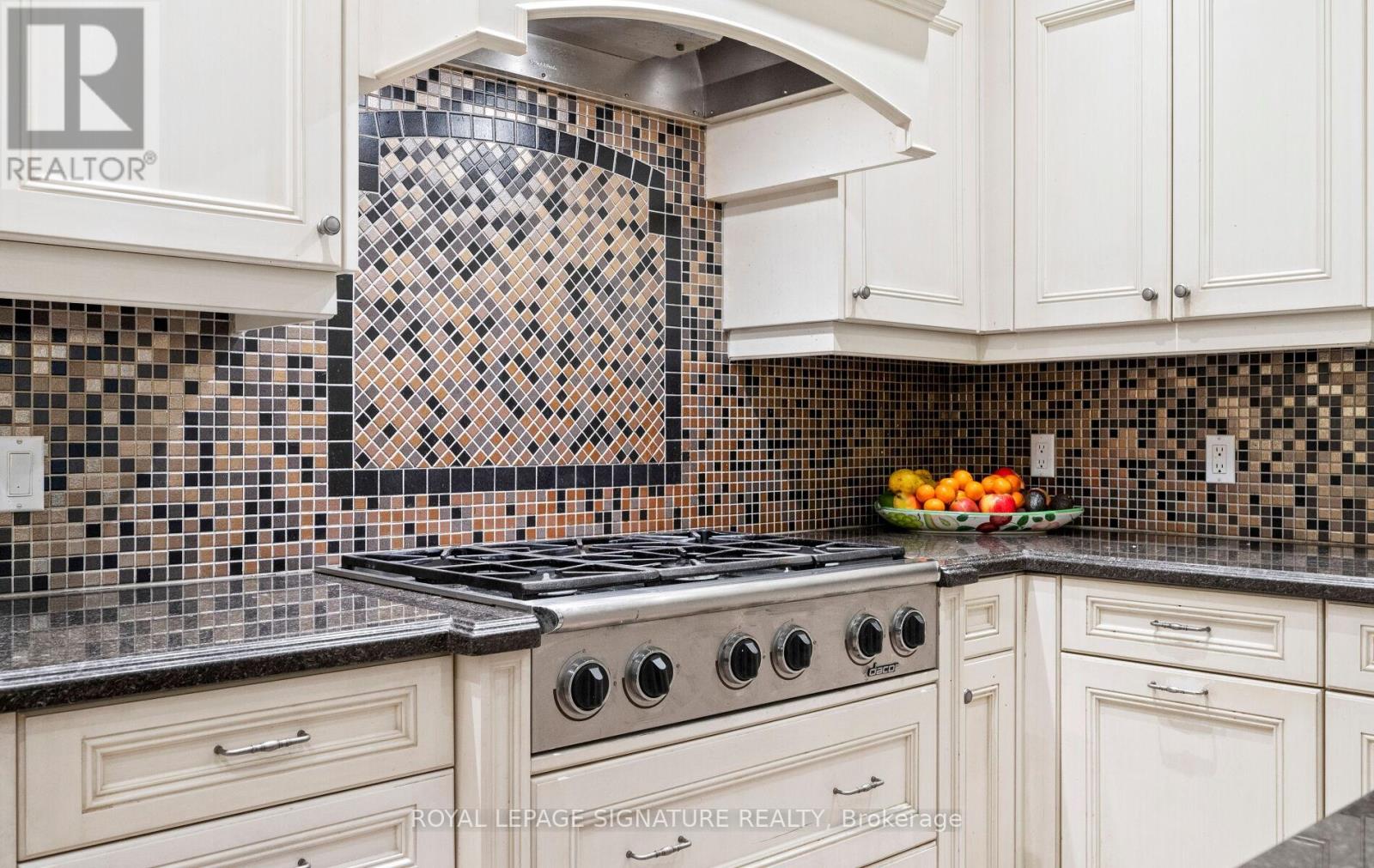 16 Kingsborough Crescent, Toronto, Ontario  M9R 2T9 - Photo 10 - W12593570