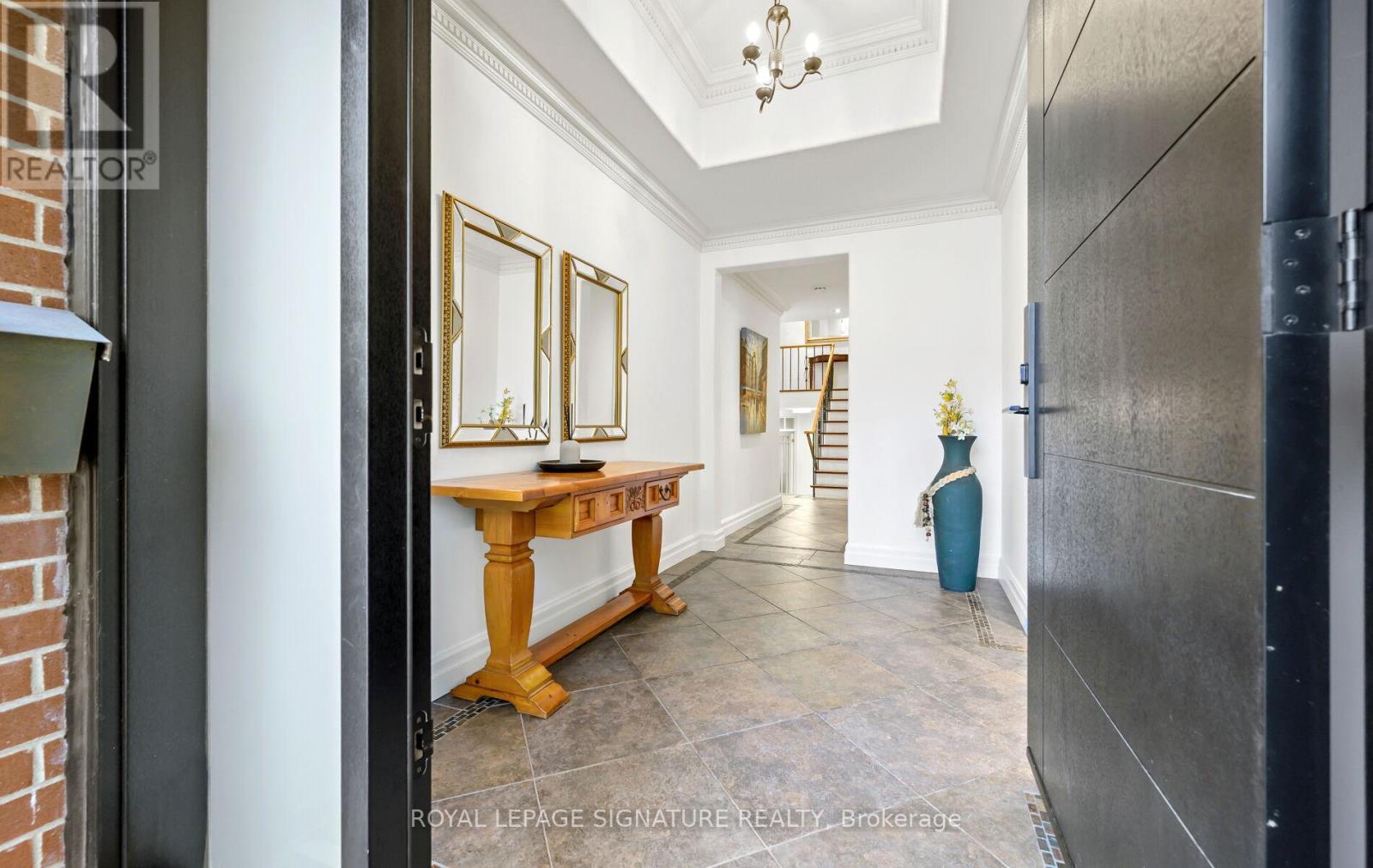 16 Kingsborough Crescent, Toronto, Ontario  M9R 2T9 - Photo 4 - W12593570