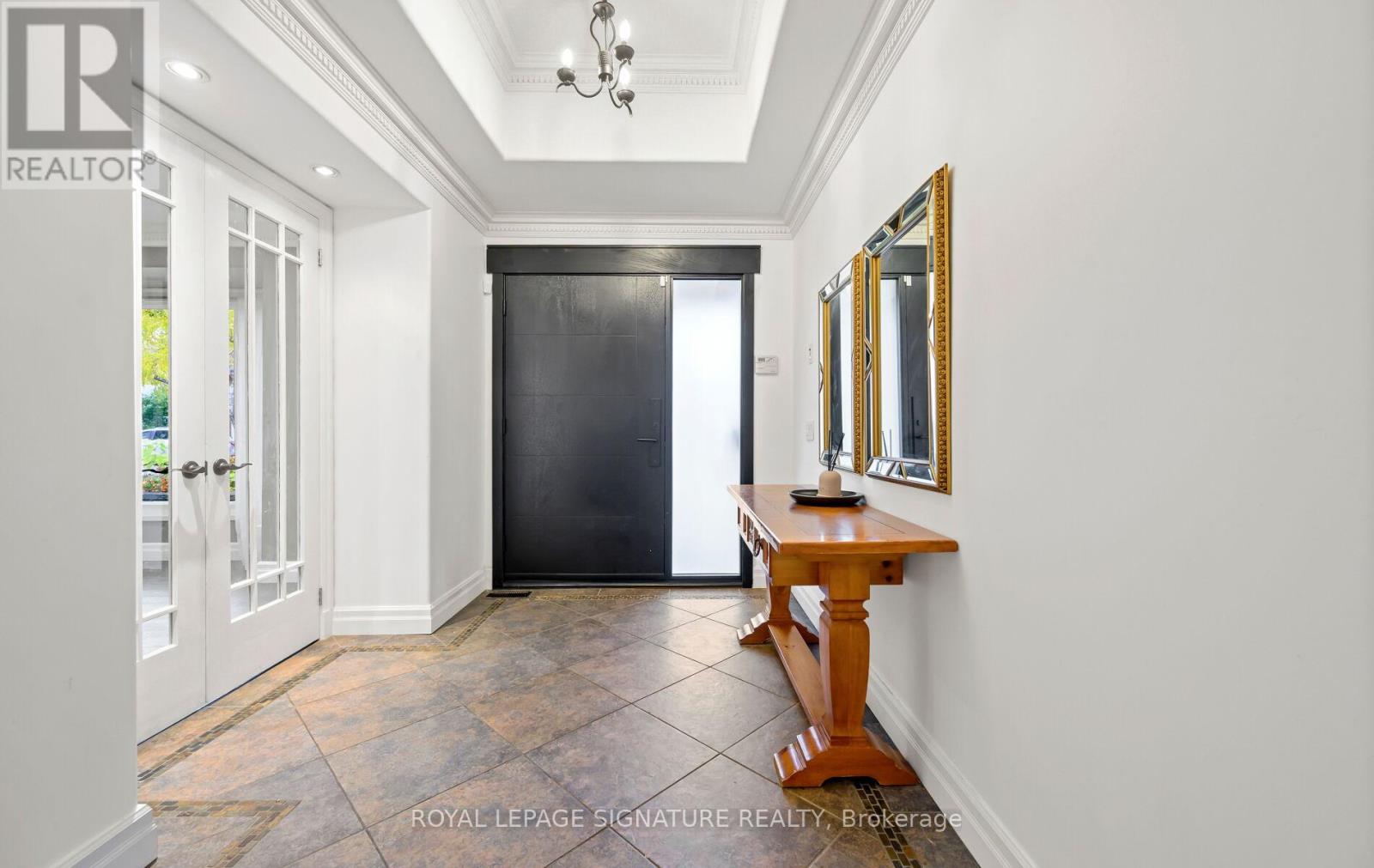 16 Kingsborough Crescent, Toronto, Ontario  M9R 2T9 - Photo 5 - W12593570