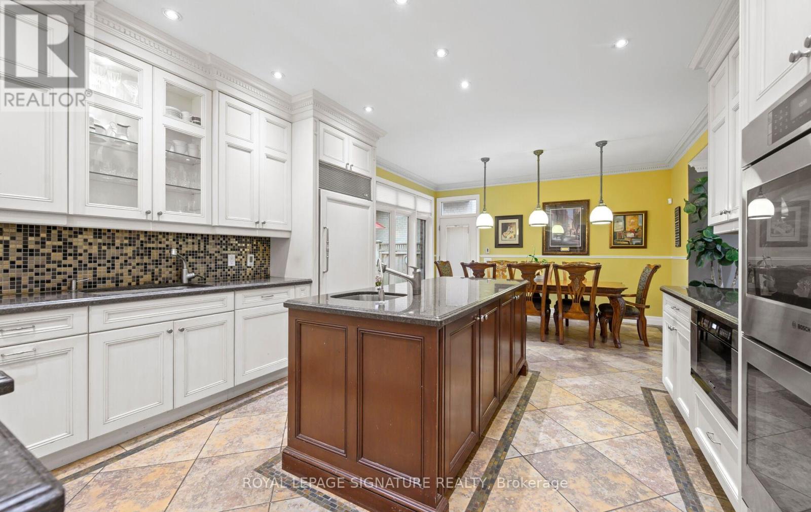 16 Kingsborough Crescent, Toronto, Ontario  M9R 2T9 - Photo 9 - W12593570