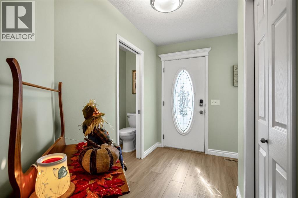 17 Luxstone Crescent Sw, Airdrie, Alberta  T4B 2W6 - Photo 4 - A2262599