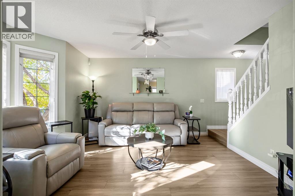 17 Luxstone Crescent Sw, Airdrie, Alberta  T4B 2W6 - Photo 6 - A2262599