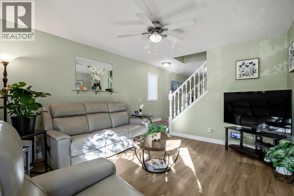 17 Luxstone Crescent Sw, Airdrie, Alberta  T4B 2W6 - Photo 7 - A2262599