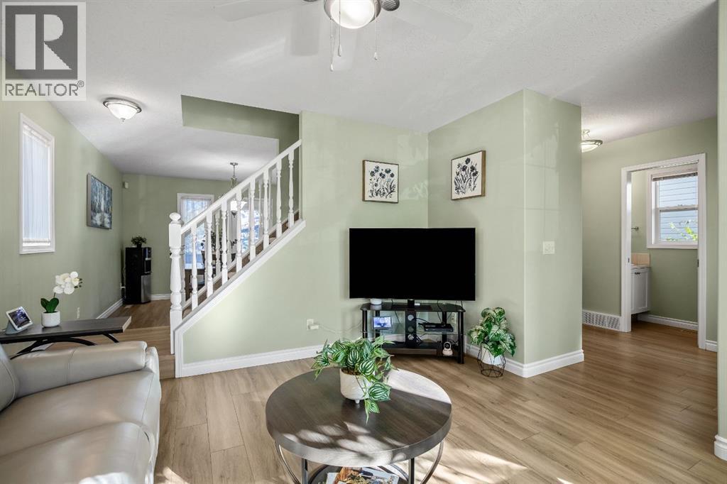 17 Luxstone Crescent Sw, Airdrie, Alberta  T4B 2W6 - Photo 8 - A2262599