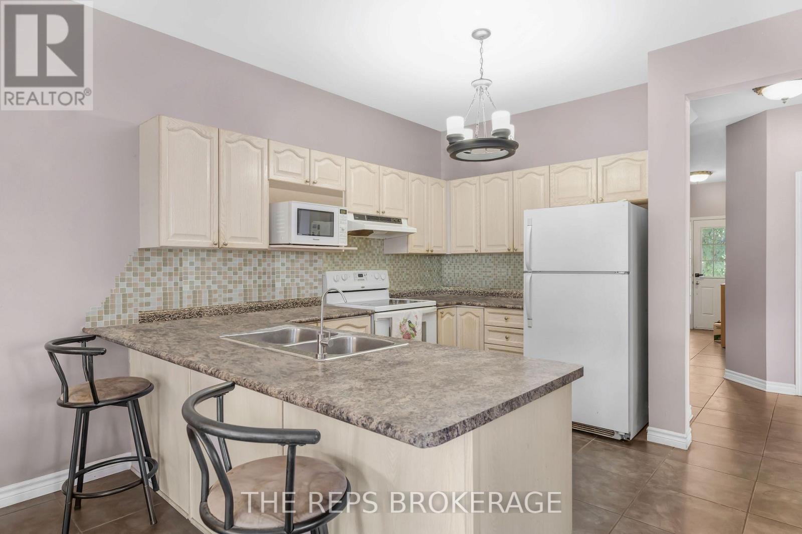 97 Black Bear Way, Ottawa, Ontario  K2S 2G6 - Photo 7 - X12593756