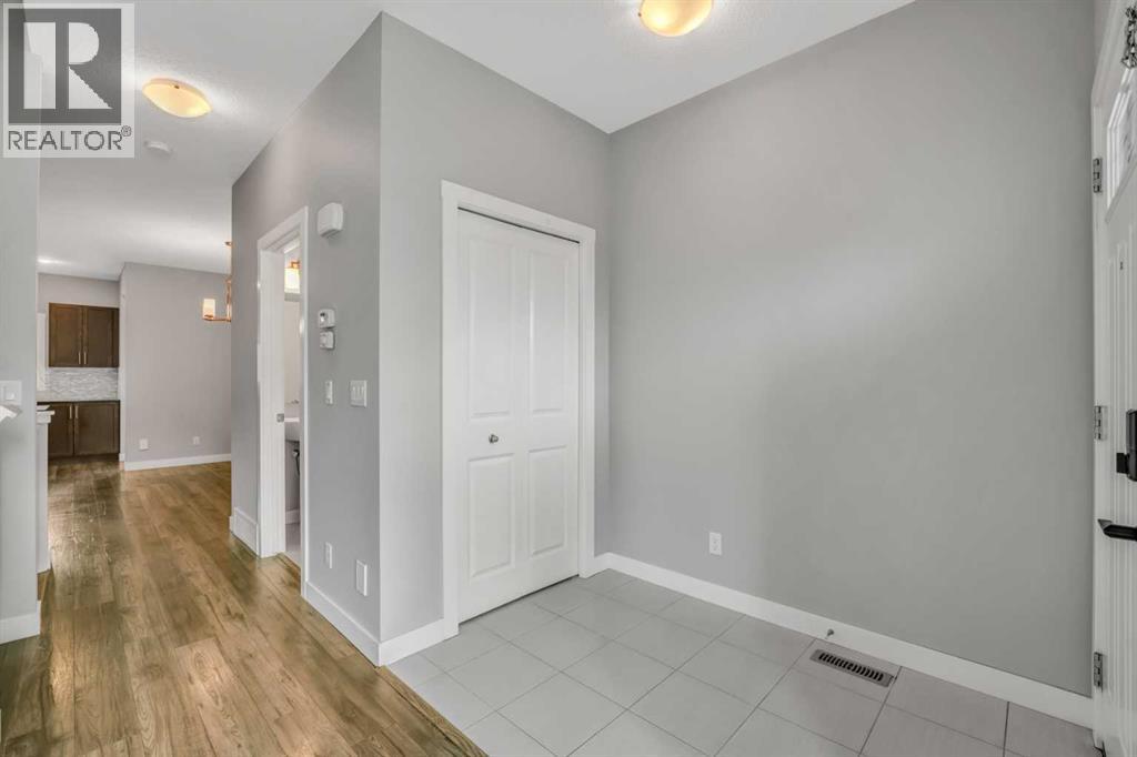 315 Hillcrest Drive Sw, Airdrie, Alberta  T4B 4C7 - Photo 5 - A2268757