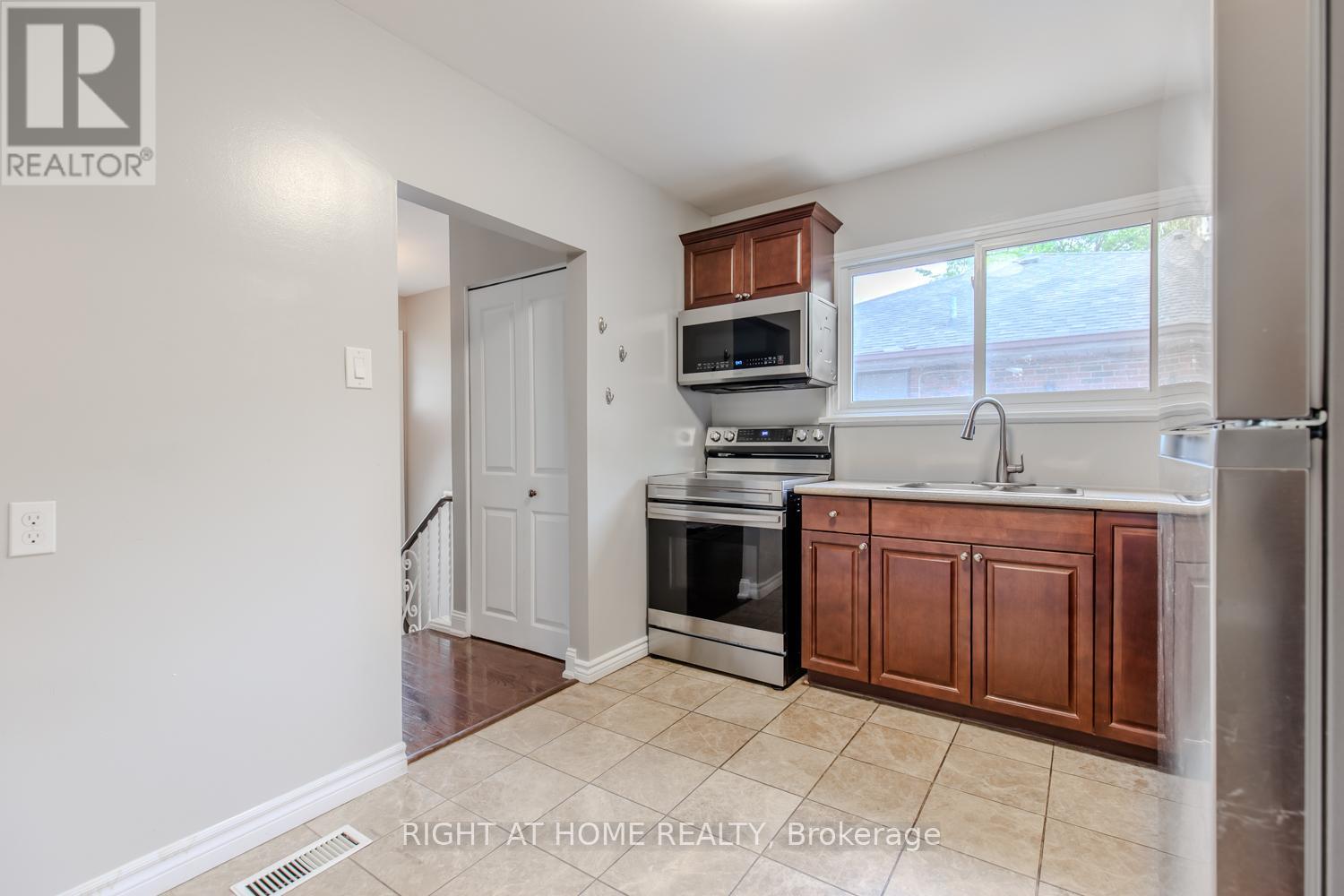 12 Murellen Crescent, Toronto, Ontario  M4A 2K5 - Photo 11 - C12419384