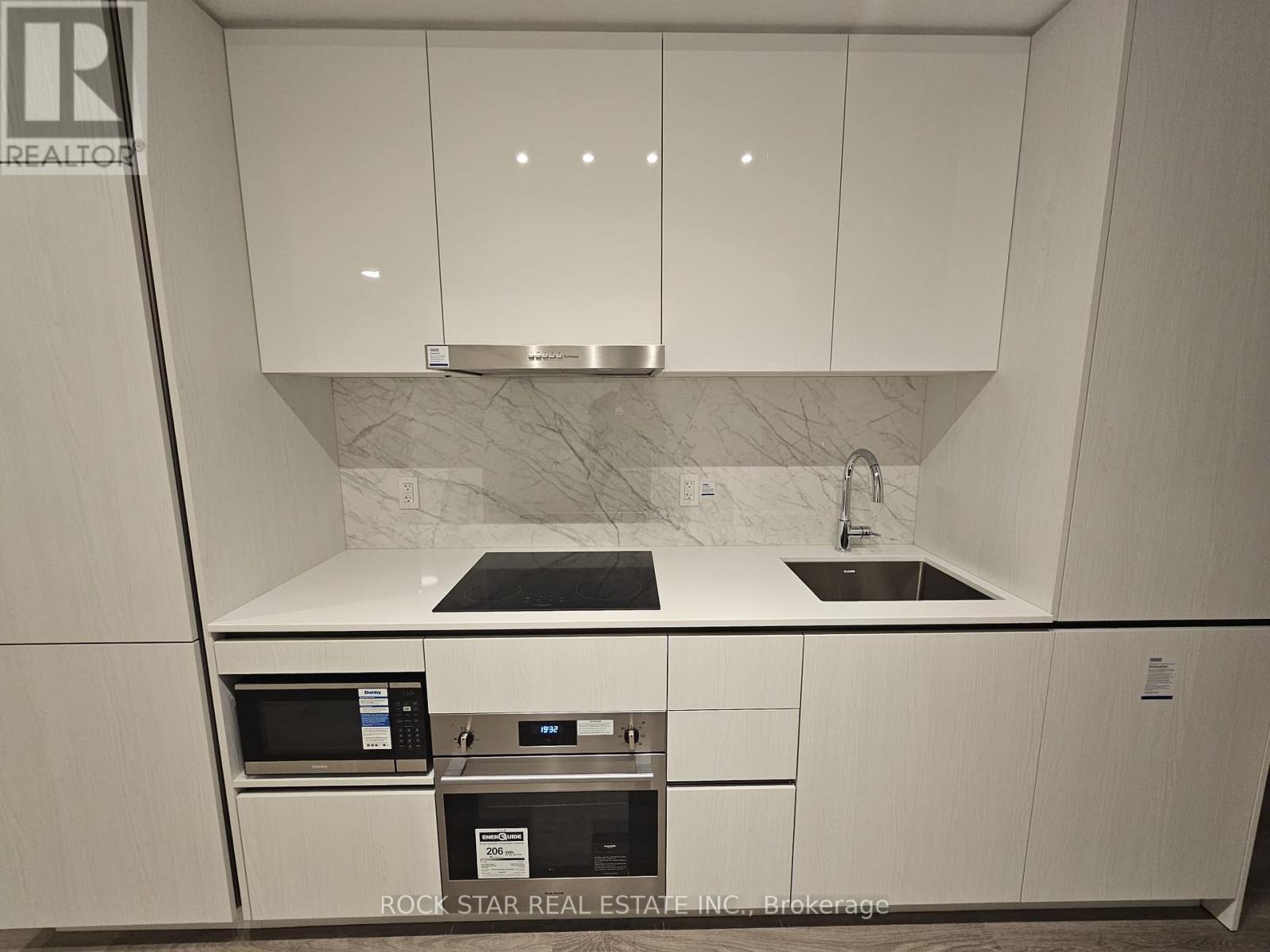 707 - 8 Interchange Way, Vaughan, Ontario  L4K 0R2 - Photo 2 - N12556226