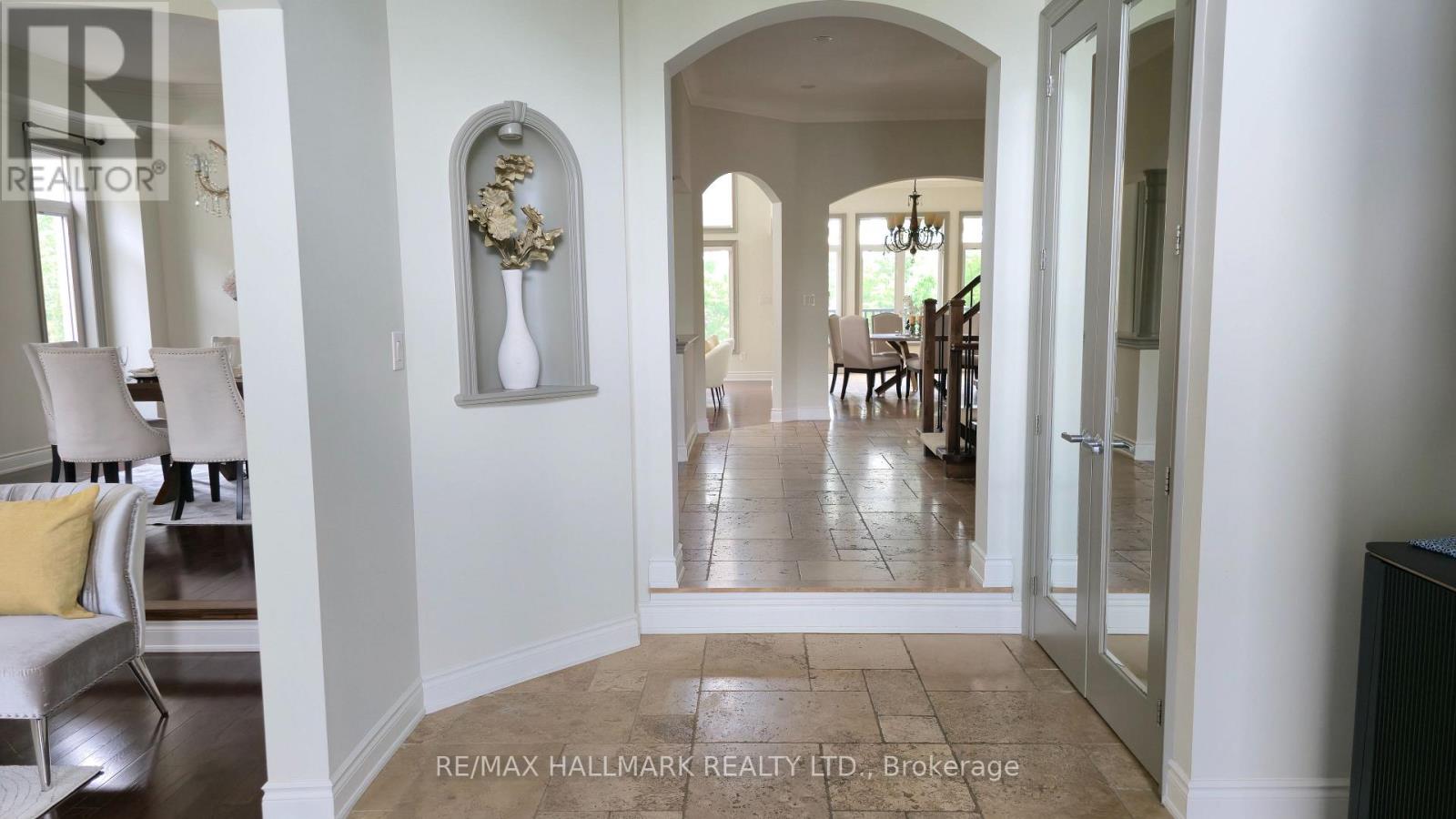 383 Paradelle Drive, Richmond Hill, Ontario  L4E 4R8 - Photo 5 - N12414456