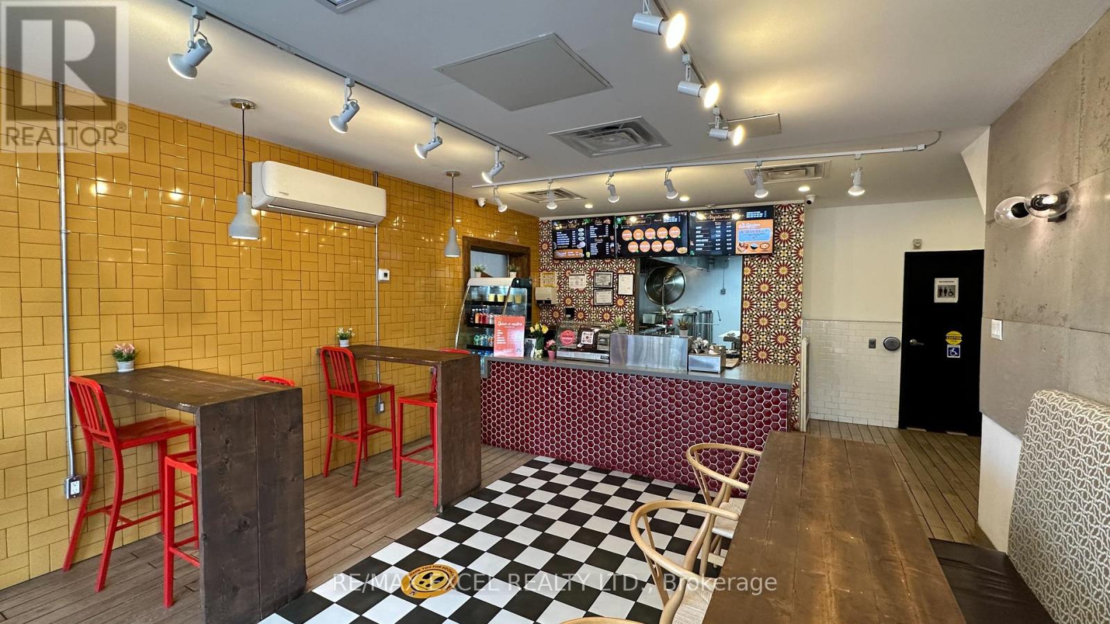 1041 Coxwell Avenue, Toronto, Ontario  M4C 3G4 - Photo 4 - E12593720