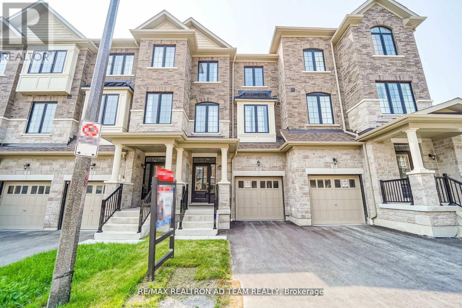 13 HALLMARK WAY, Whitby, Ontario