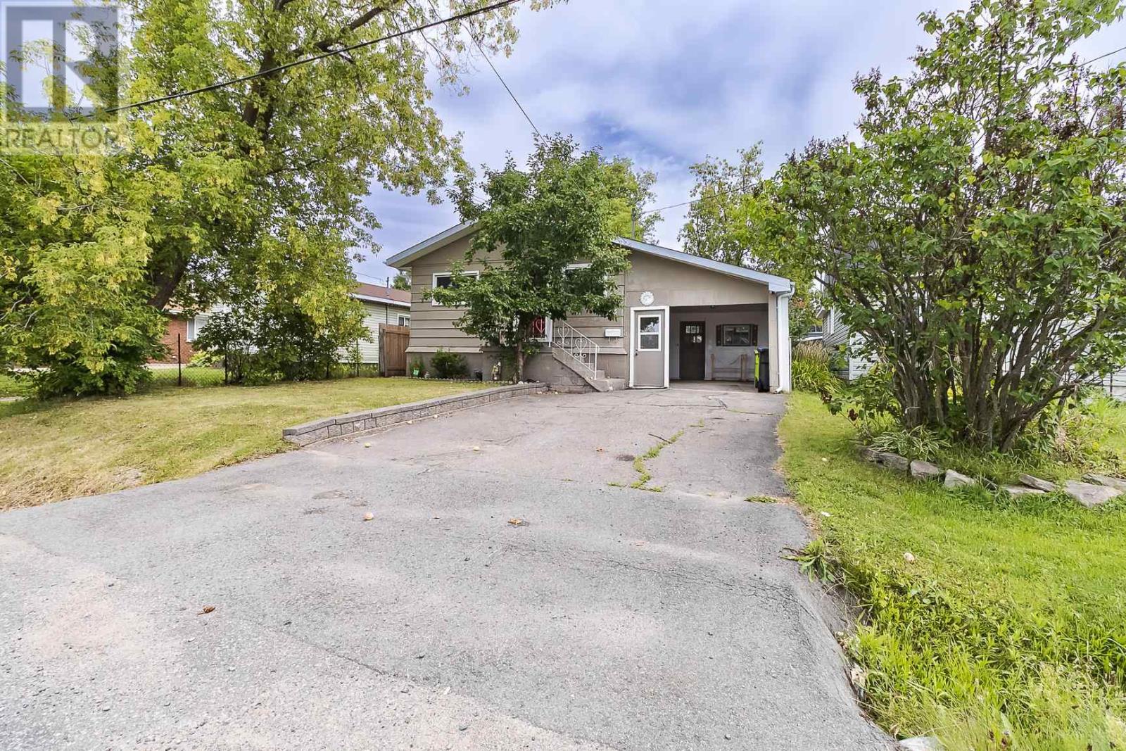 22 Lloyd St, Sault Ste. Marie, Ontario P6C 3X8 - Photo 2 - SM253321