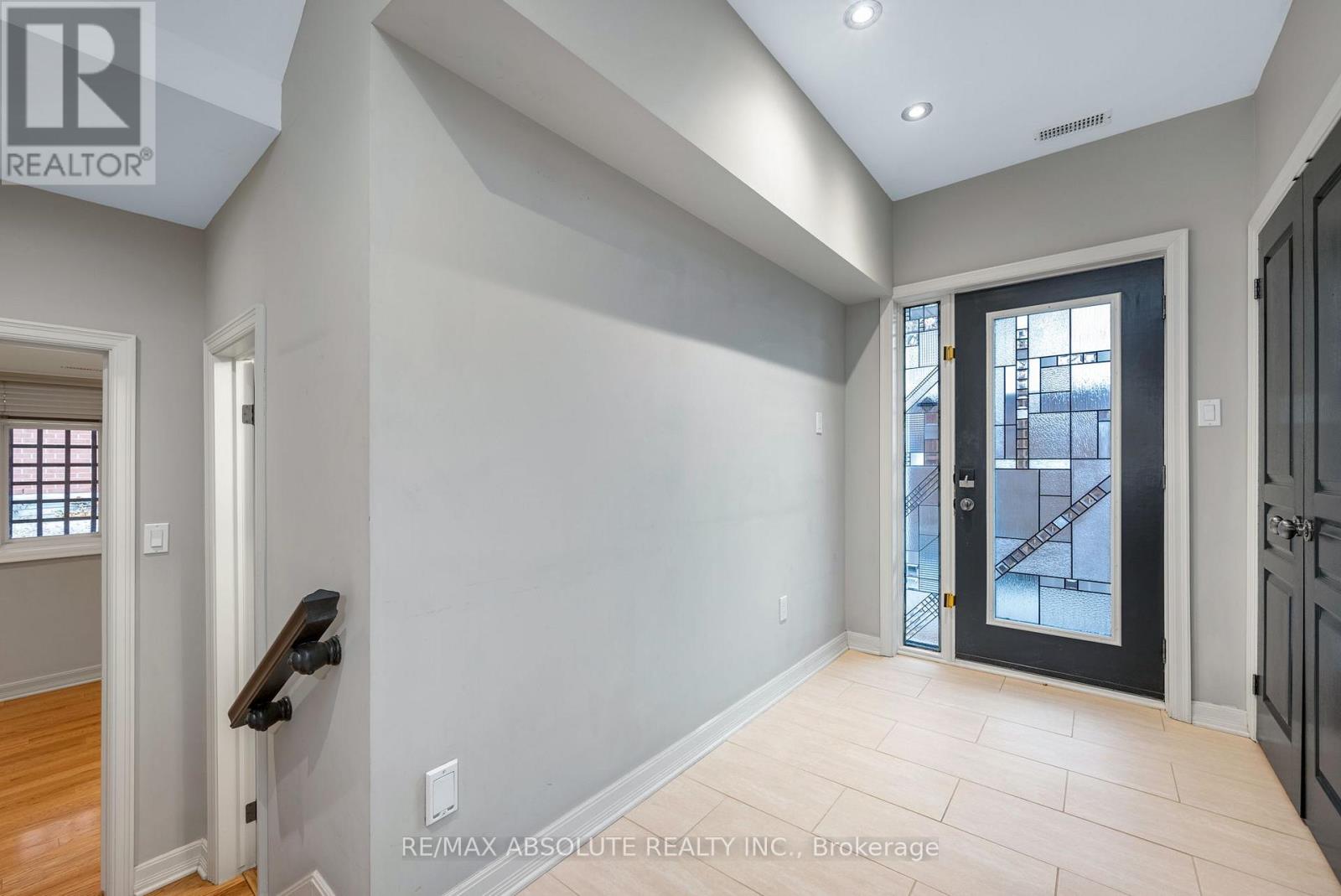 201 Clearview Avenue, Ottawa, Ontario  K1Z 1A8 - Photo 2 - X12594030