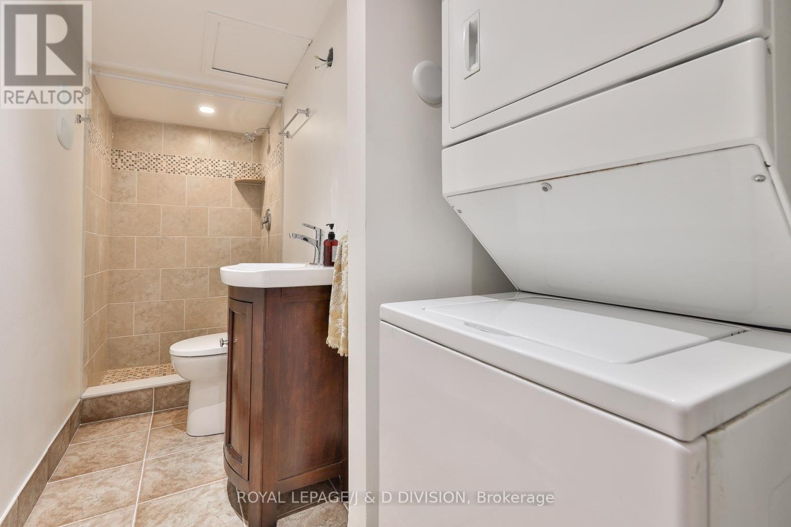 22 Holmesdale Road, Toronto, Ontario  M6E 1Y1 - Photo 13 - W12593722