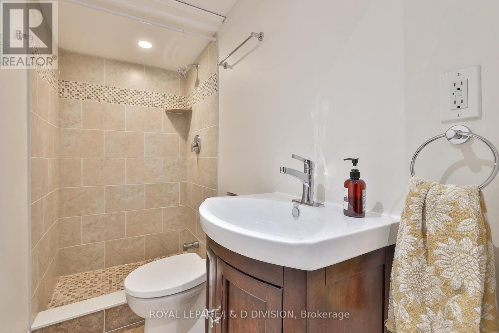 22 Holmesdale Road, Toronto, Ontario  M6E 1Y1 - Photo 14 - W12593722