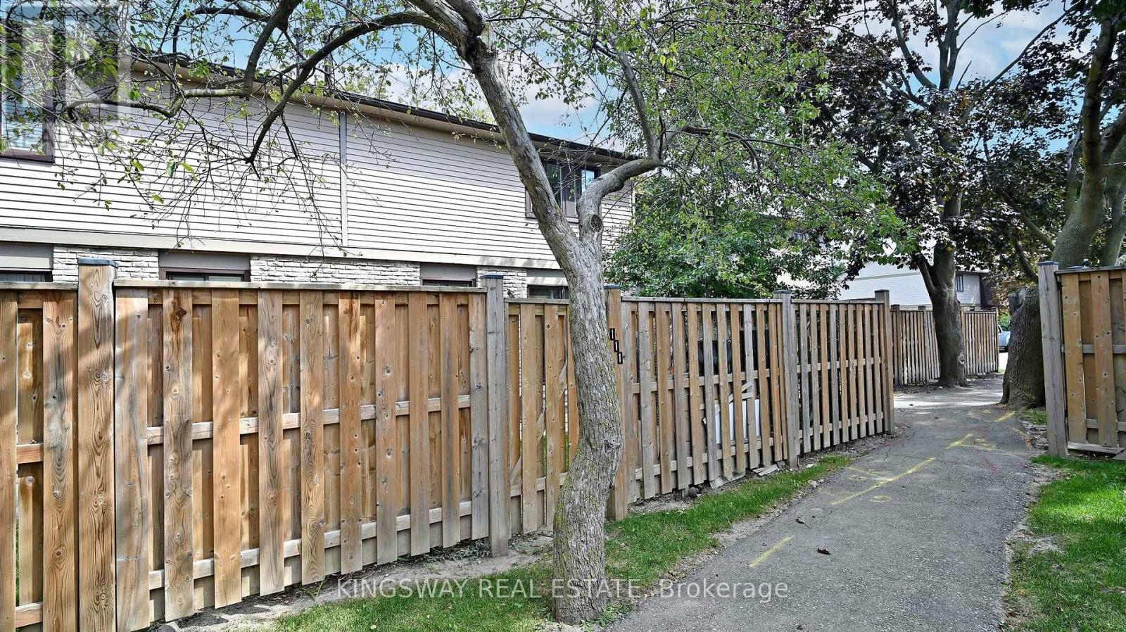 111 - 105 Hansen Road N, Brampton, Ontario  L6V 3C9 - Photo 23 - W12593784