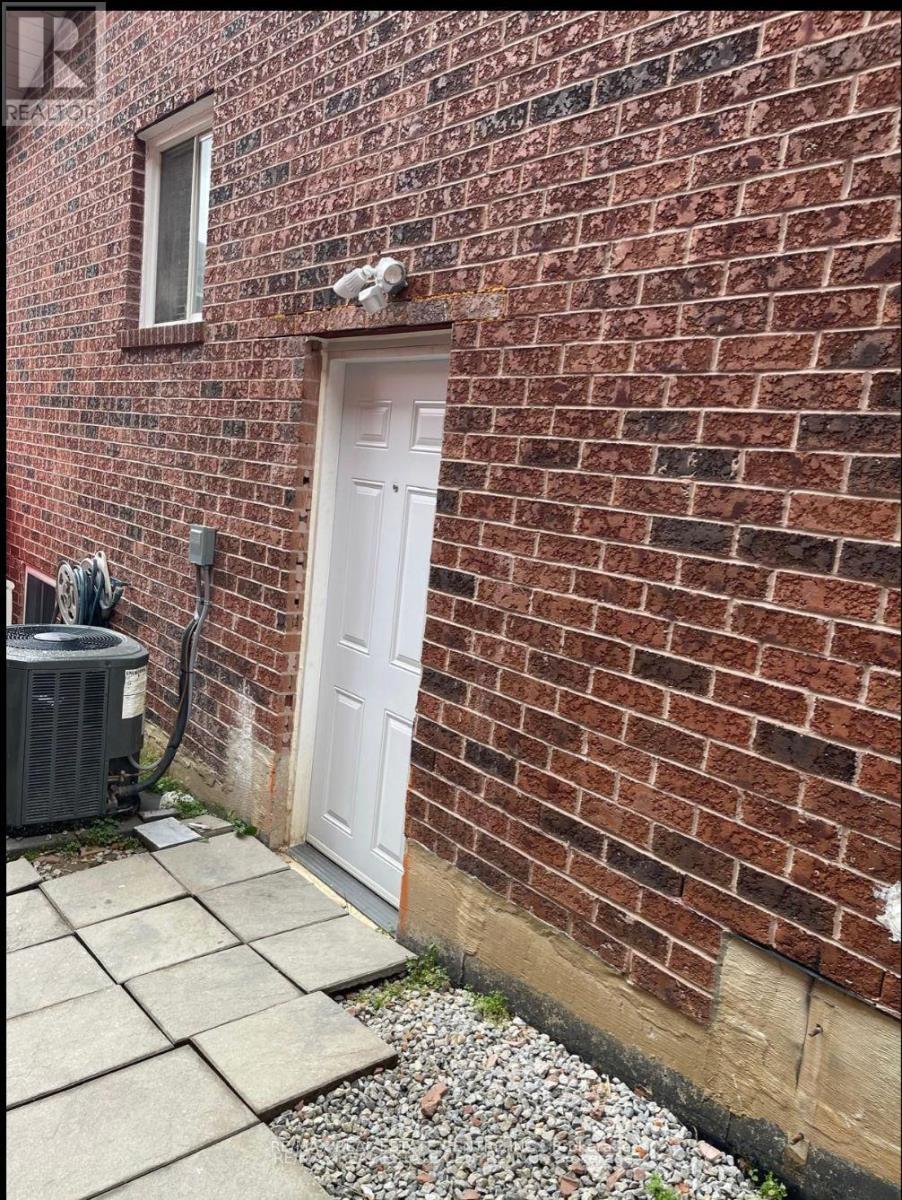 3727 Althorpe Circle, Mississauga, Ontario  L5N 7G5 - Photo 3 - W12593872