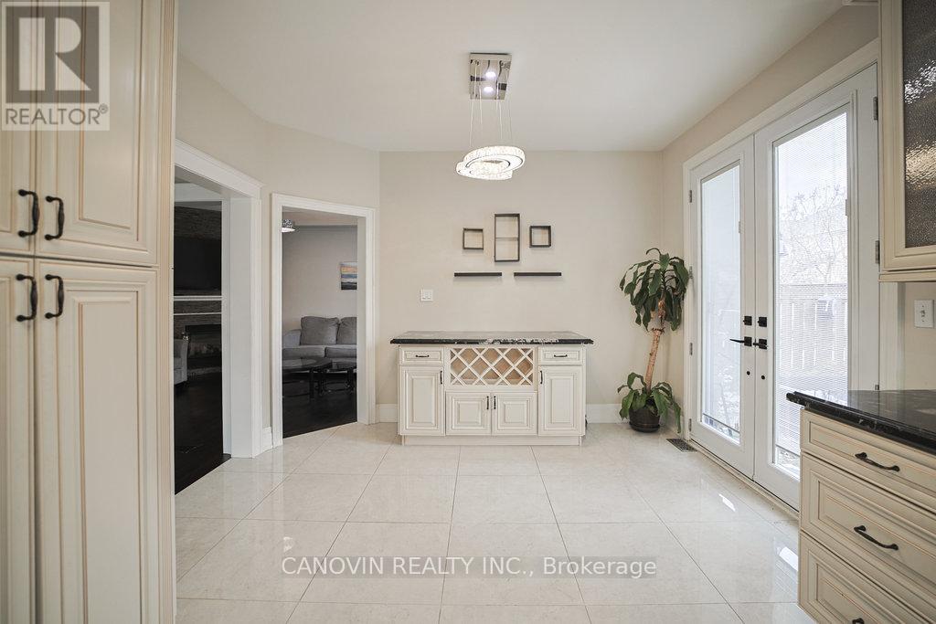 2353 Woodcrest Drive N, Oakville, Ontario  L6M 4S2 - Photo 15 - W12593896