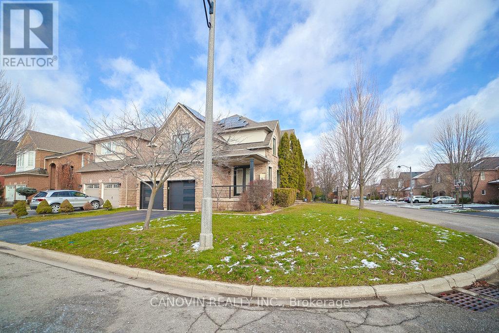 2353 Woodcrest Drive N, Oakville, Ontario  L6M 4S2 - Photo 3 - W12593896