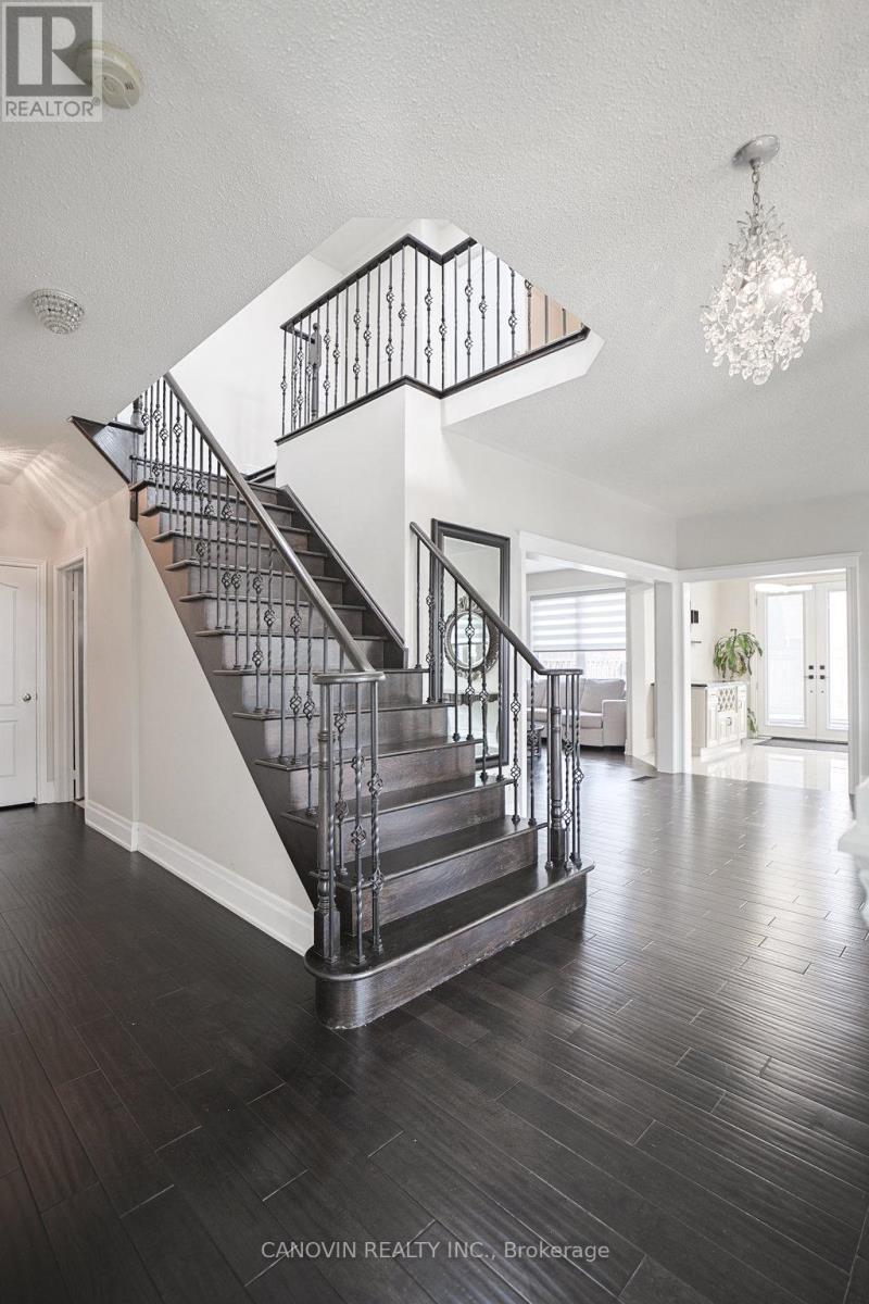 2353 Woodcrest Drive N, Oakville, Ontario  L6M 4S2 - Photo 8 - W12593896