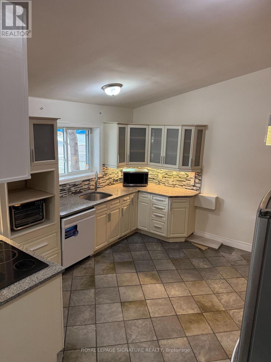 Upper - 25 Joseph Street, Mississauga, Ontario  L5M 1N8 - Photo 1 - W12593938