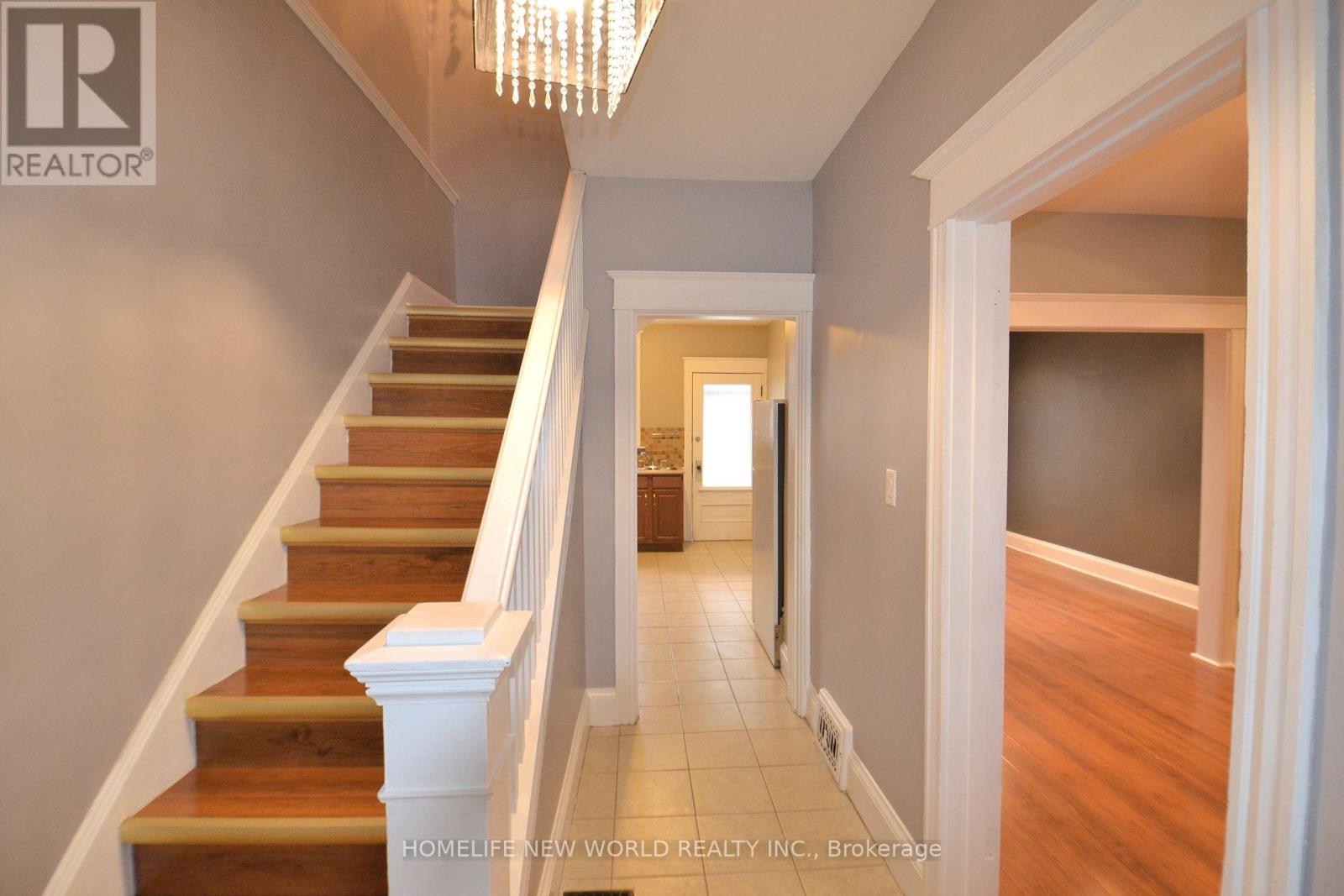 102 Belmont Avenue, Hamilton, Ontario  L8L 7M1 - Photo 3 - X12593732