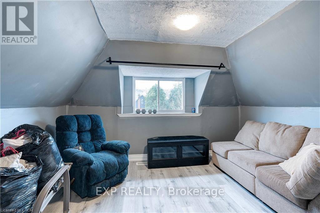 Upper - 24 Avalon Place, Hamilton, Ontario  L8M 1R3 - Photo 9 - X12593898