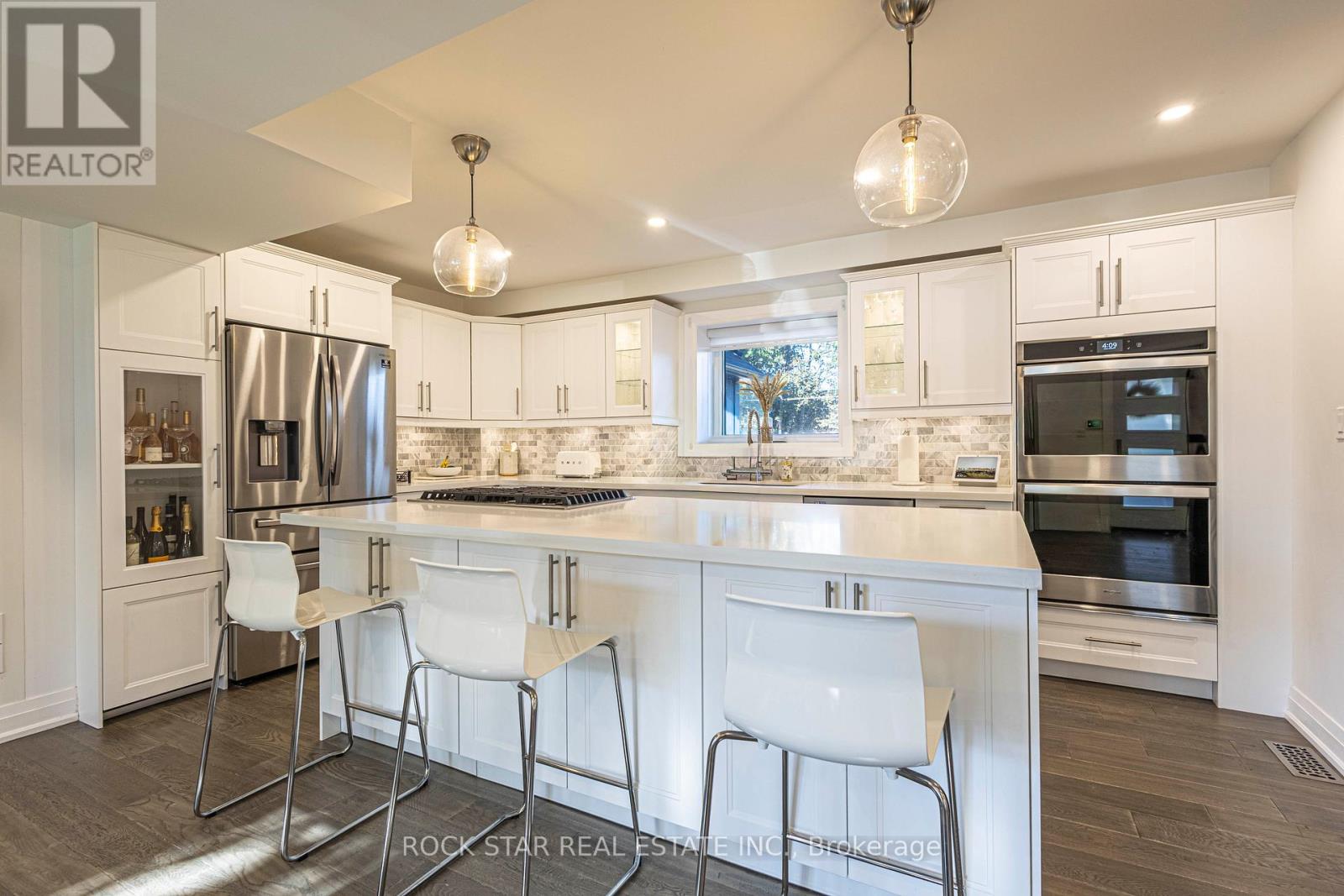 2055 Courtland Crescent, Mississauga, Ontario L4Y 1V1 - Photo 2 - W12460207