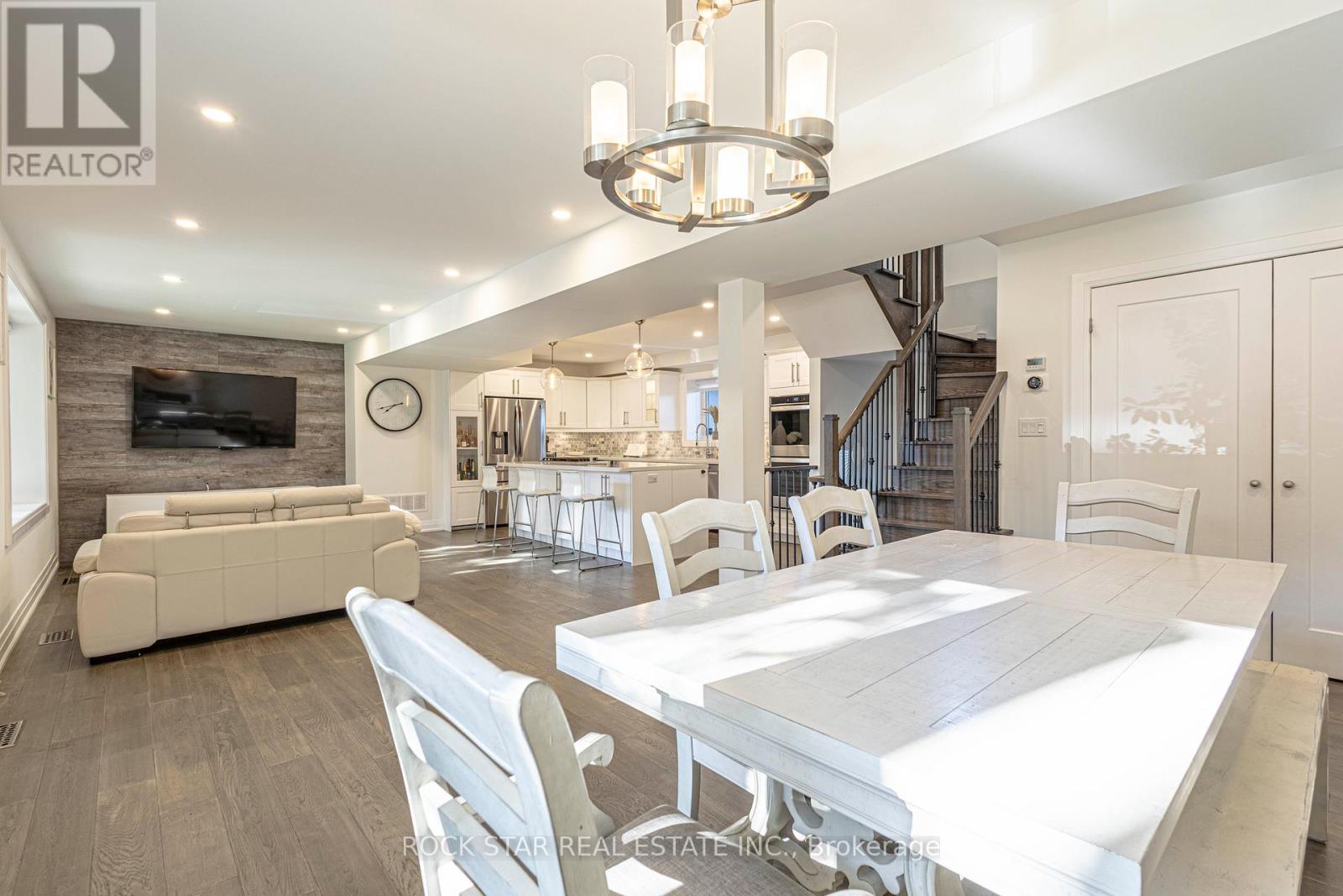 2055 Courtland Crescent, Mississauga, Ontario L4Y 1V1 - Photo 10 - W12460207