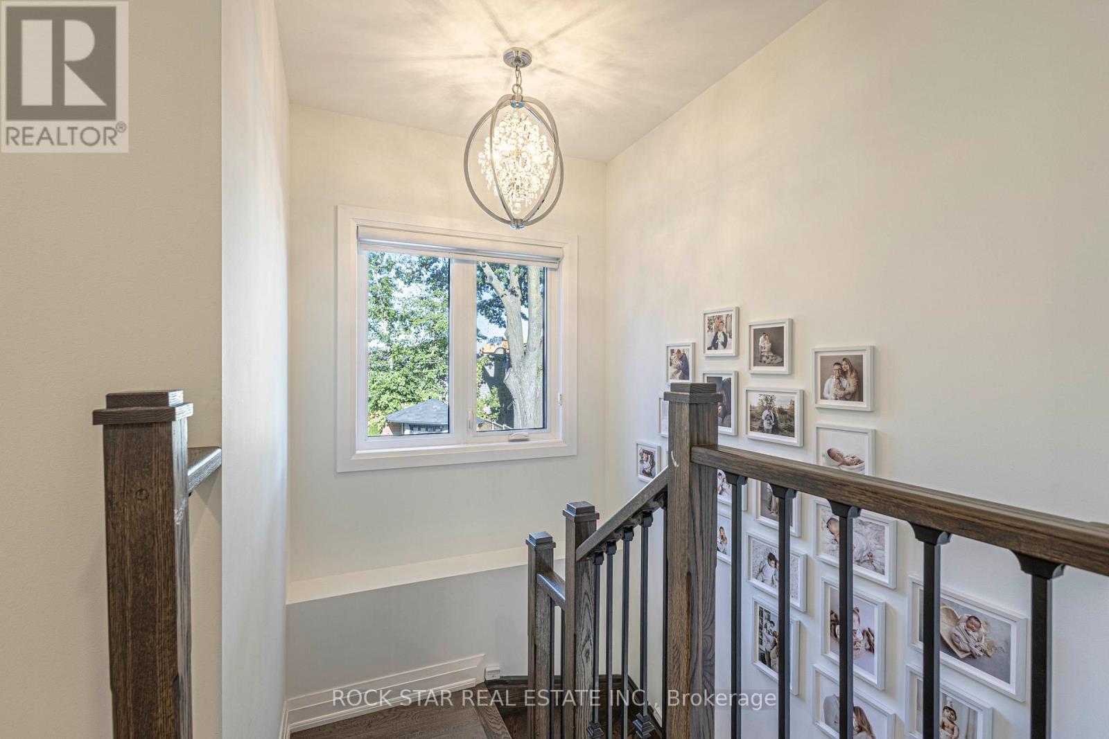 2055 Courtland Crescent, Mississauga, Ontario L4Y 1V1 - Photo 12 - W12460207