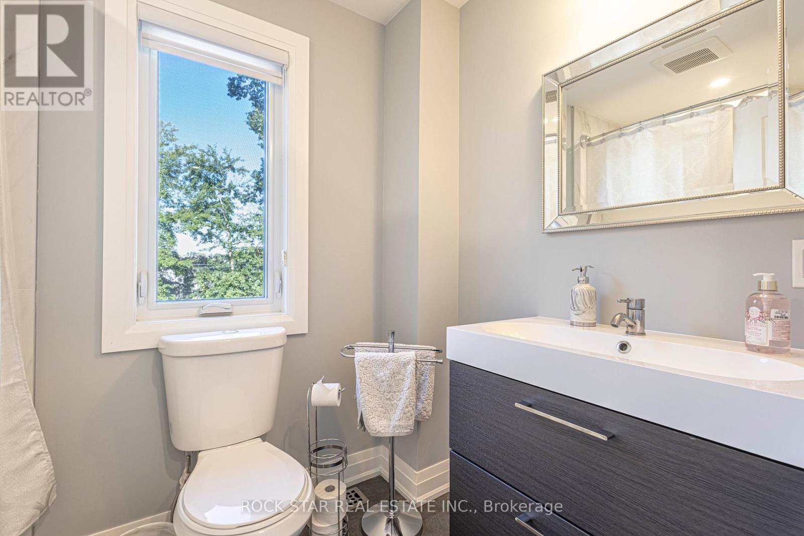 2055 Courtland Crescent, Mississauga, Ontario L4Y 1V1 - Photo 16 - W12460207