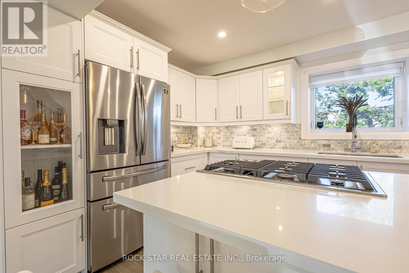 2055 Courtland Crescent, Mississauga, Ontario L4Y 1V1 - Photo 3 - W12460207