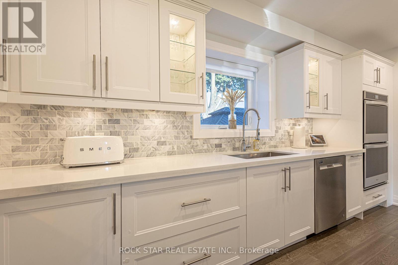 2055 Courtland Crescent, Mississauga, Ontario L4Y 1V1 - Photo 5 - W12460207