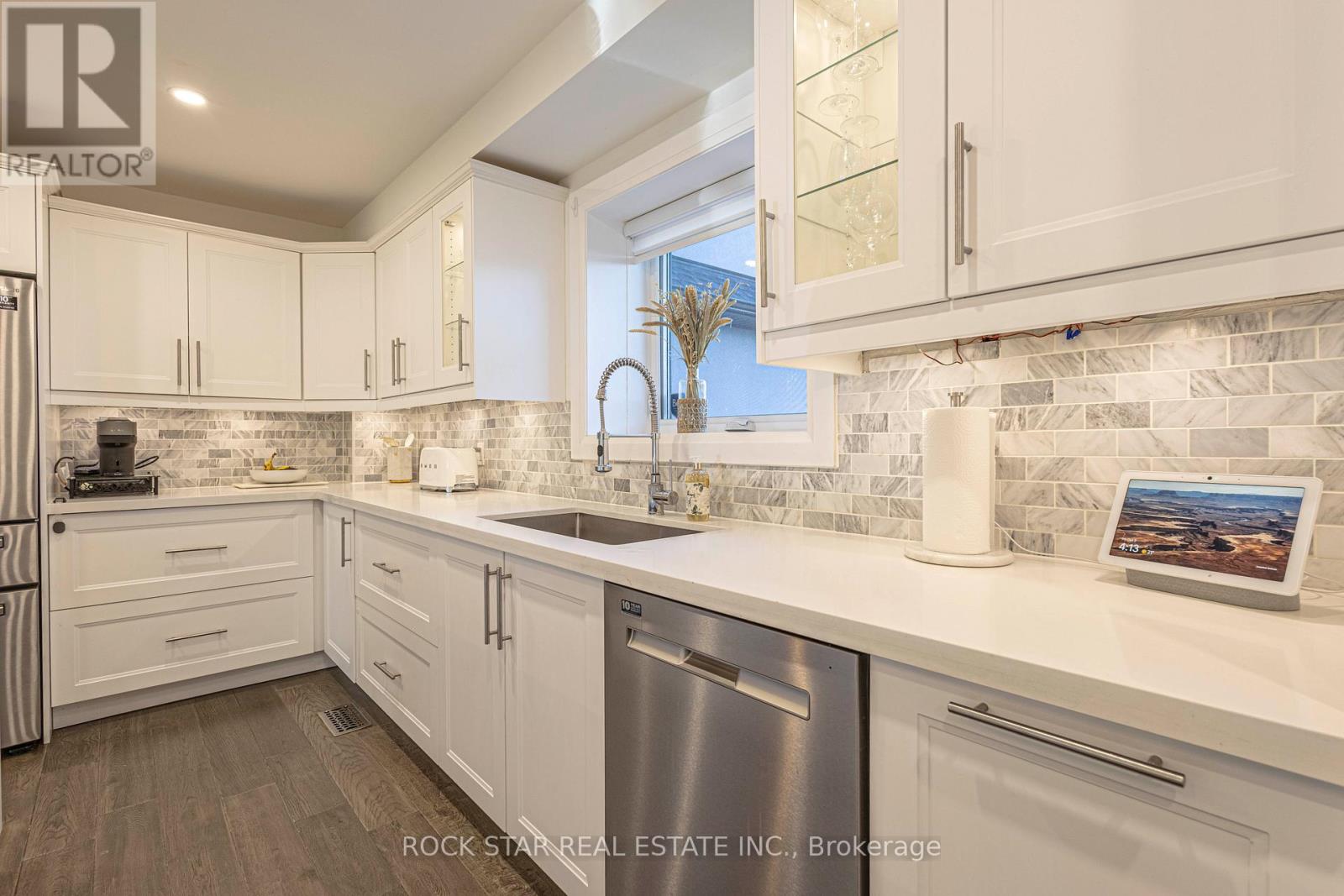 2055 Courtland Crescent, Mississauga, Ontario L4Y 1V1 - Photo 6 - W12460207