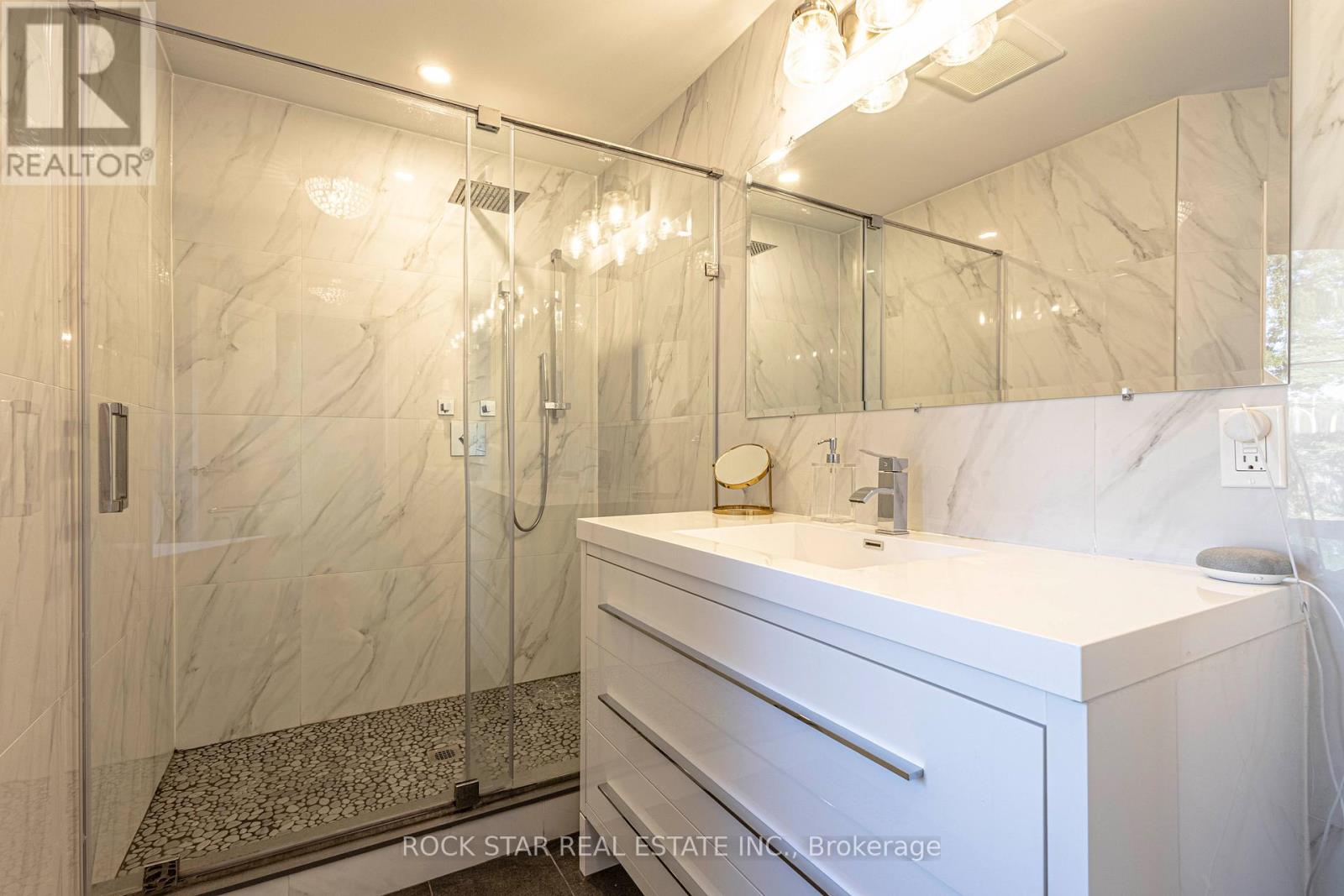 2055 Courtland Crescent, Mississauga, Ontario L4Y 1V1 - Photo 24 - W12460207