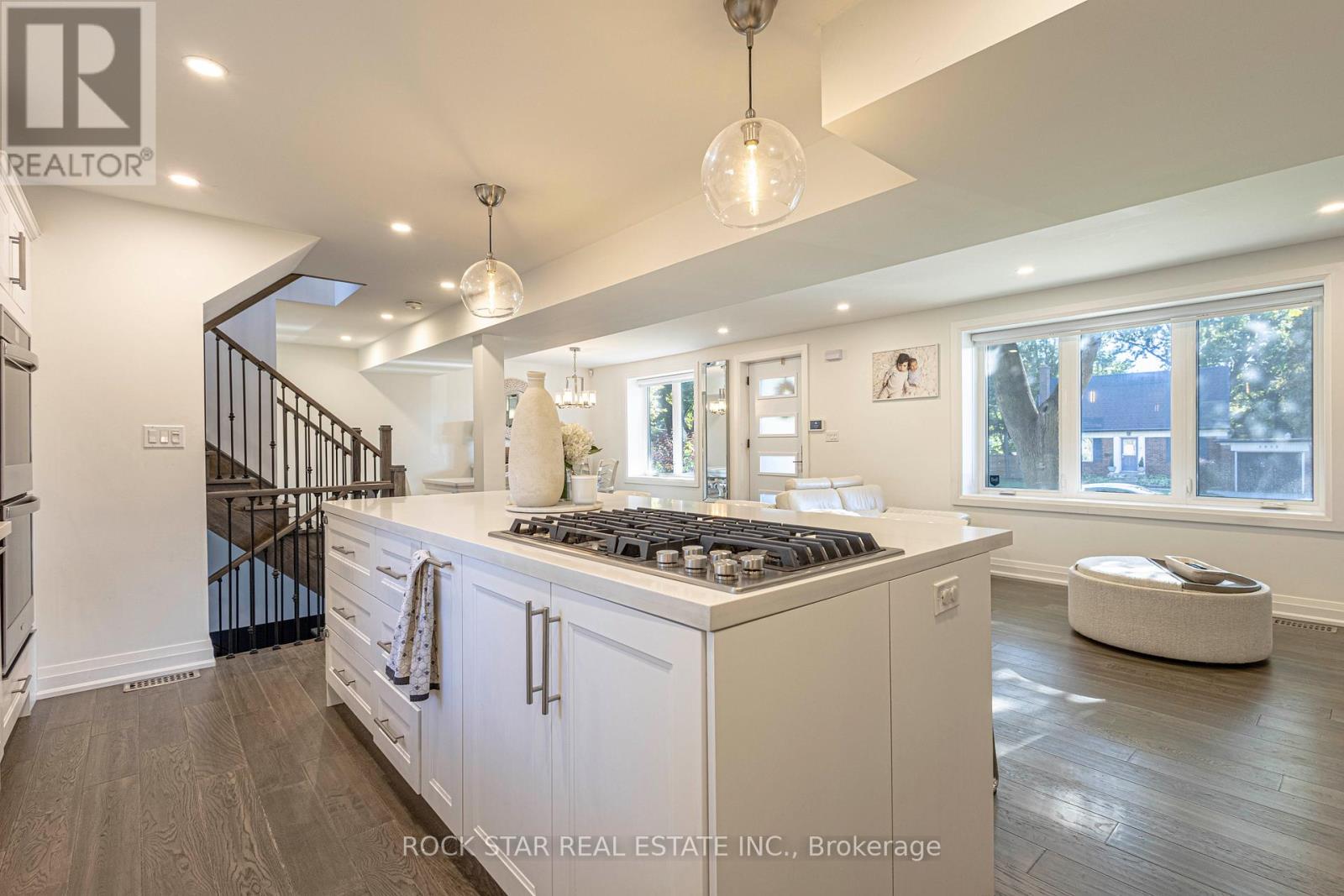 2055 Courtland Crescent, Mississauga, Ontario L4Y 1V1 - Photo 4 - W12460207