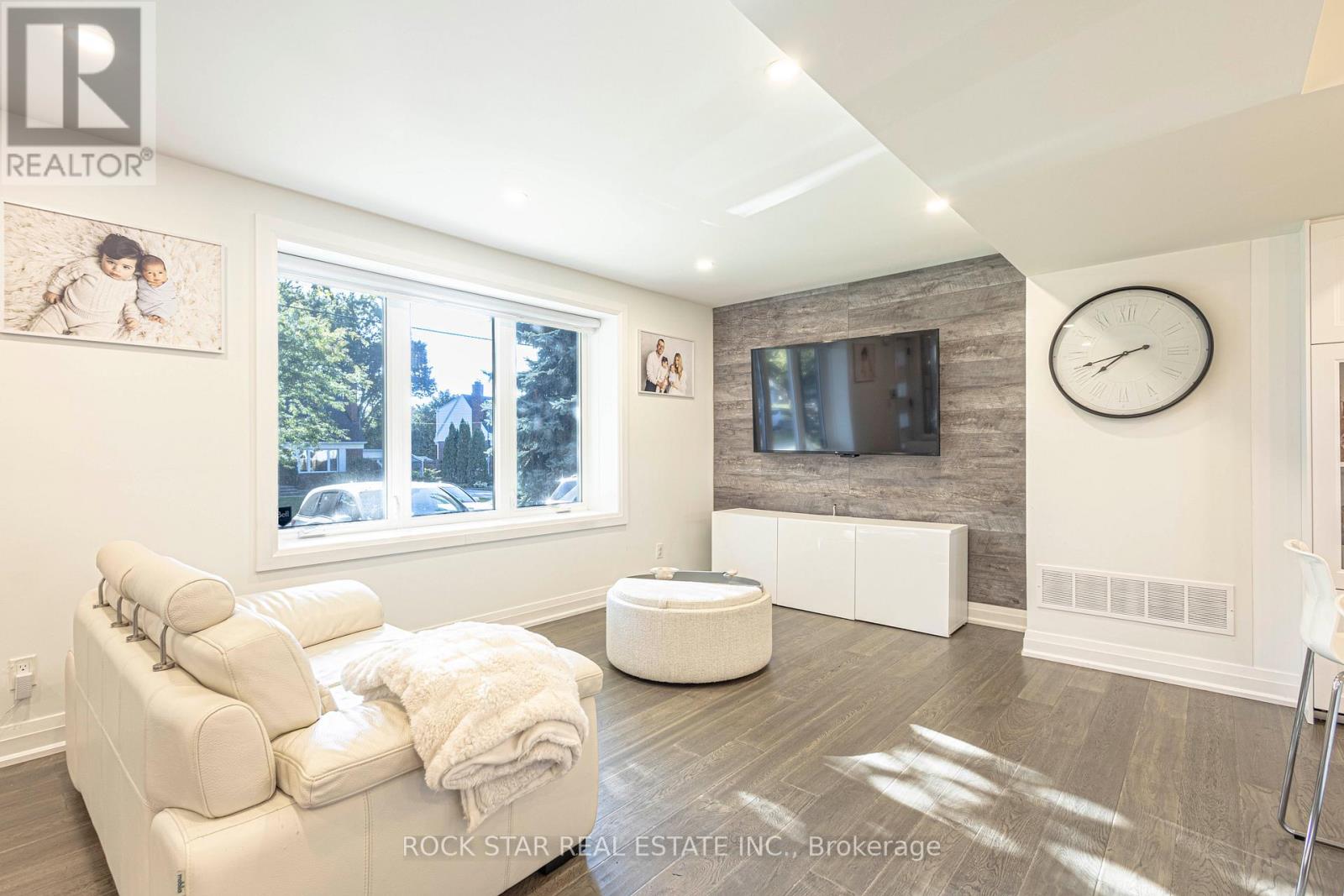 2055 Courtland Crescent, Mississauga, Ontario L4Y 1V1 - Photo 9 - W12460207