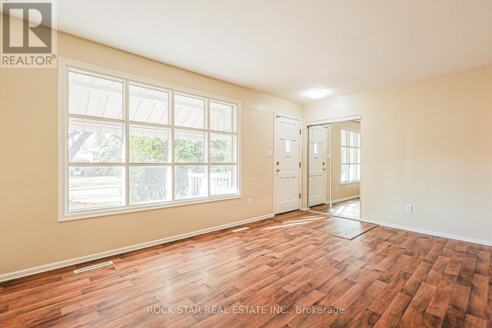 39 Carousel Avenue, Hamilton, Ontario L9A 4L7 - Photo 3 - X12563894