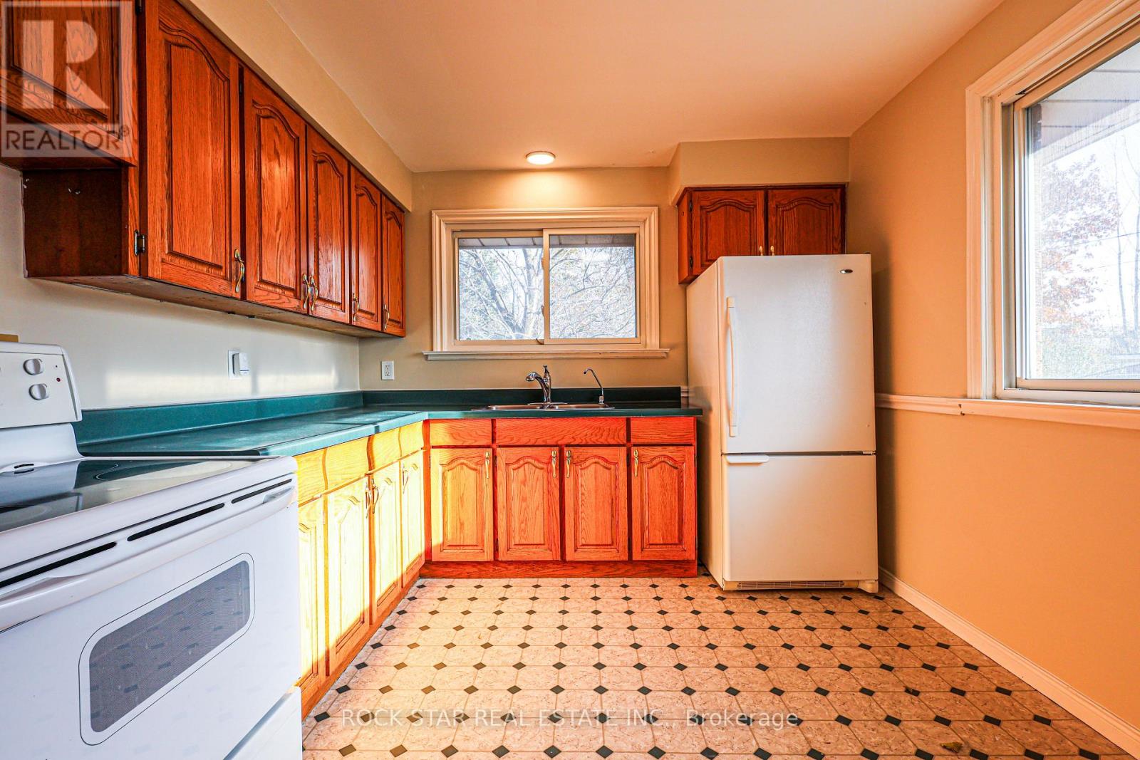 39 Carousel Avenue, Hamilton, Ontario L9A 4L7 - Photo 5 - X12563894