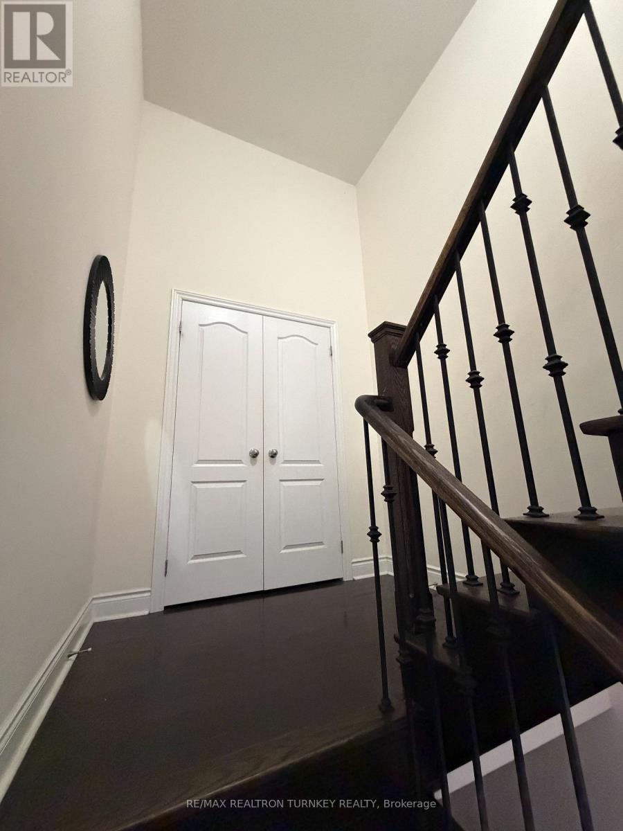 1100 Sherman Brock Circle, Newmarket (Stonehaven-Wyndham), Ontario  L3X 0B2 - Photo 11 - N12594036