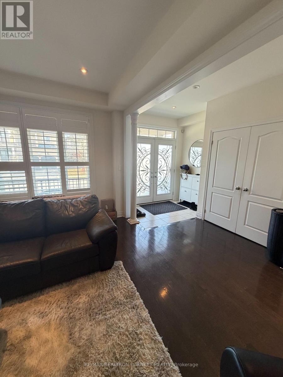 1100 Sherman Brock Circle, Newmarket (Stonehaven-Wyndham), Ontario  L3X 0B2 - Photo 3 - N12594036