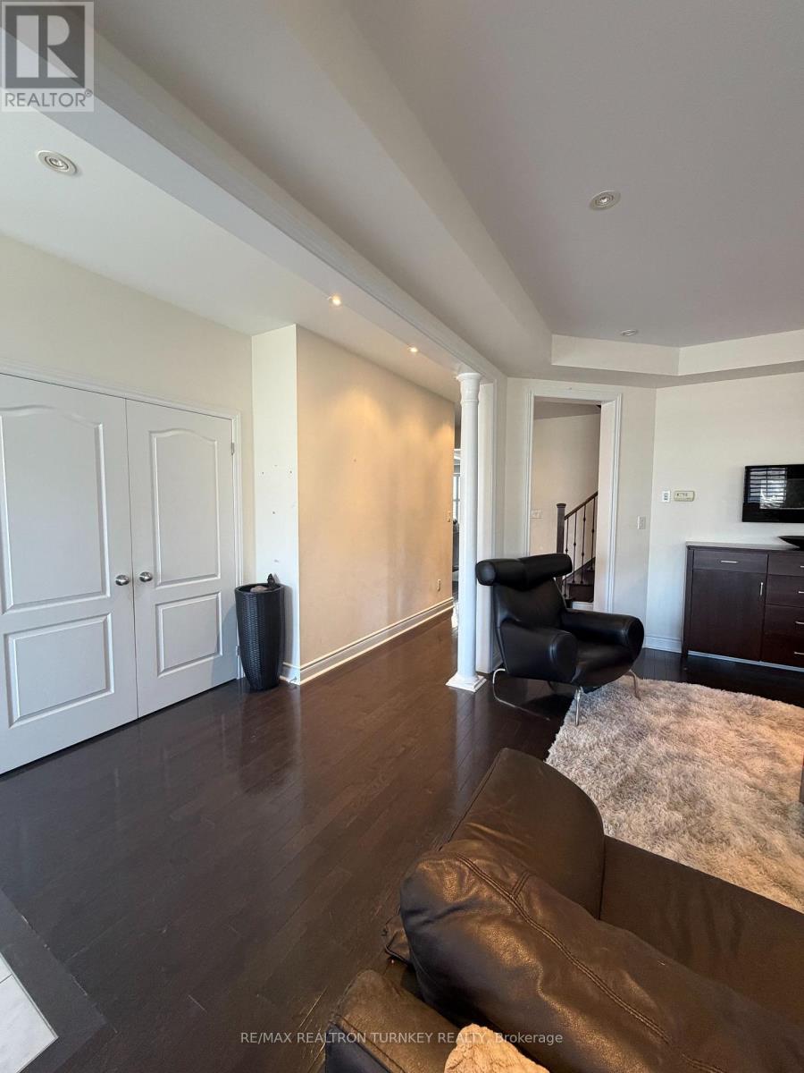 1100 Sherman Brock Circle, Newmarket (Stonehaven-Wyndham), Ontario  L3X 0B2 - Photo 4 - N12594036