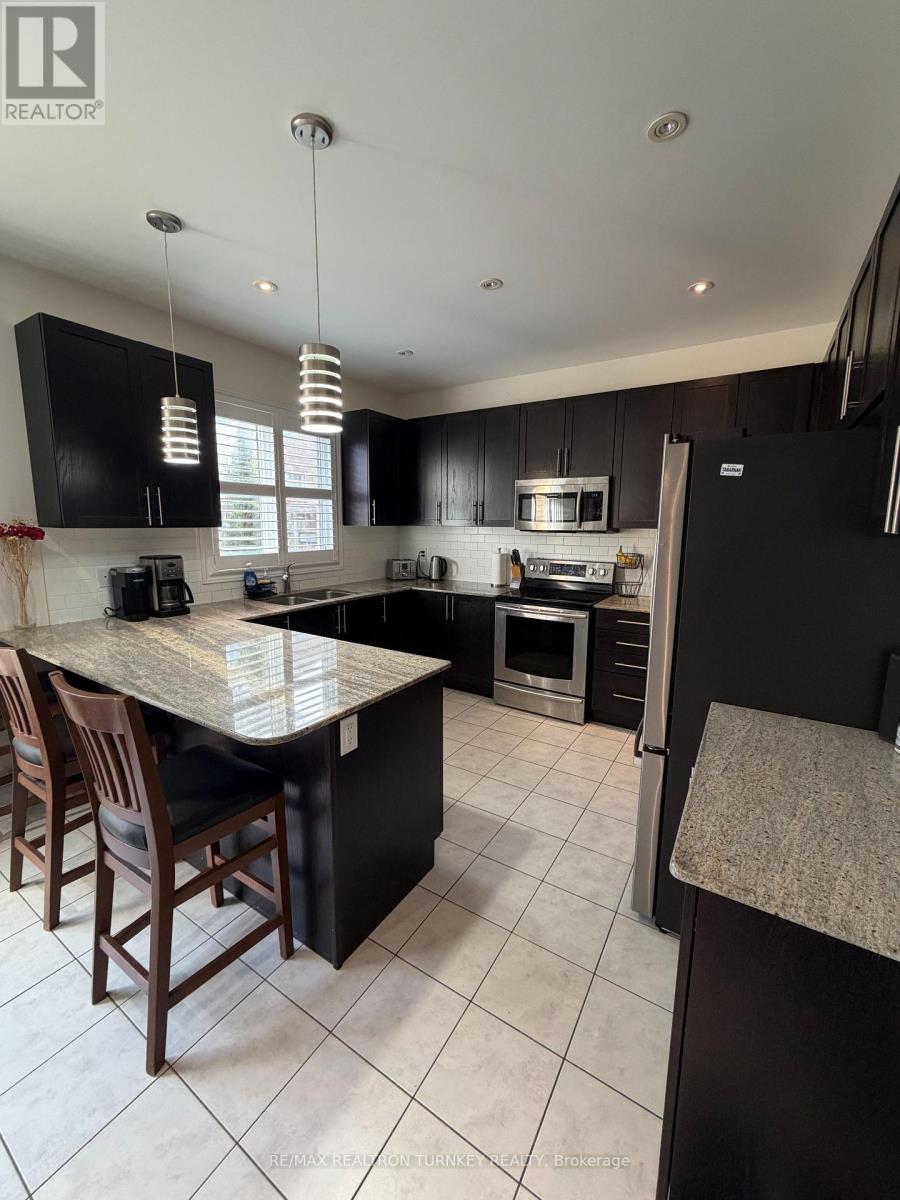 1100 Sherman Brock Circle, Newmarket (Stonehaven-Wyndham), Ontario  L3X 0B2 - Photo 6 - N12594036