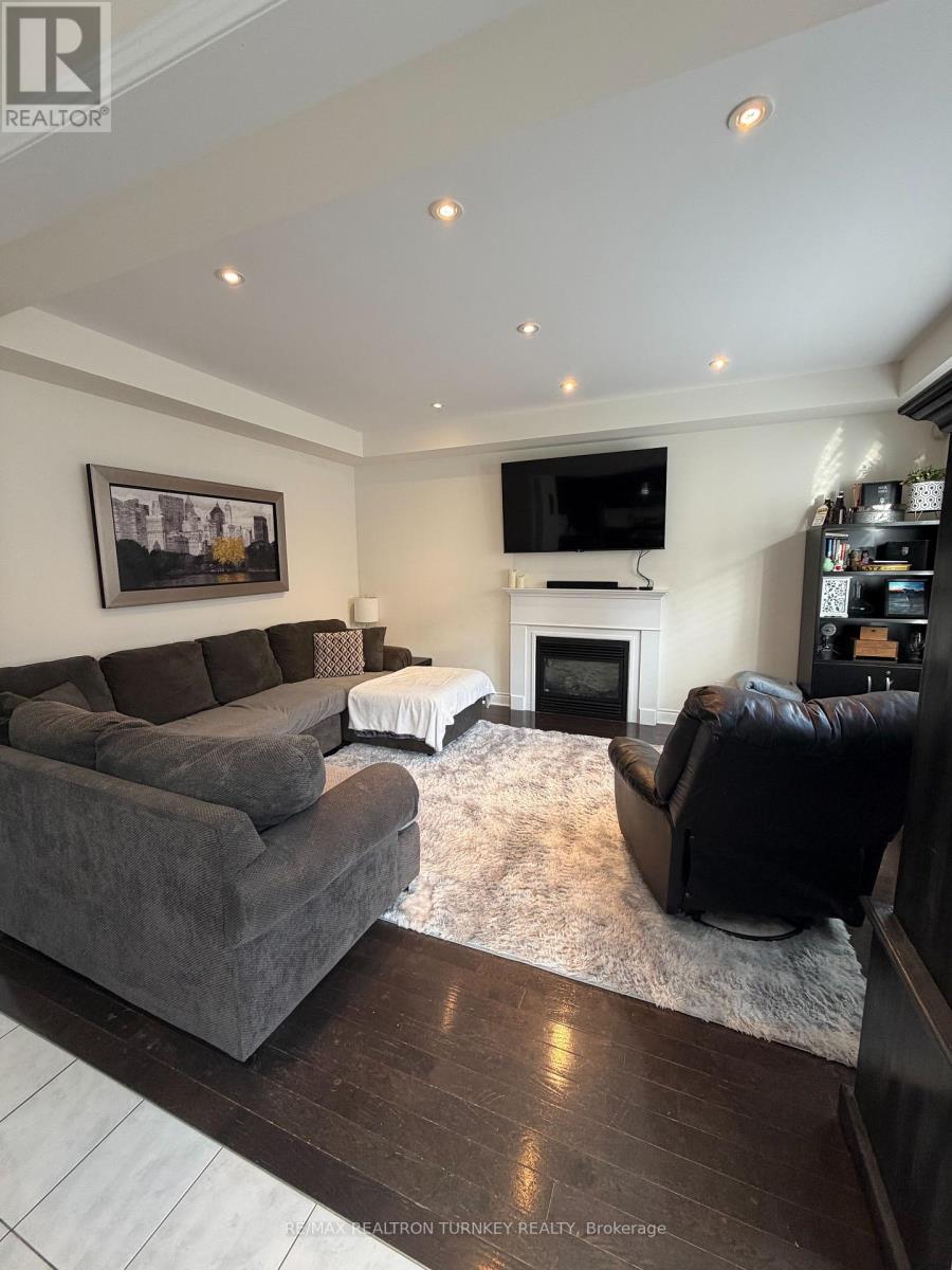 1100 Sherman Brock Circle, Newmarket (Stonehaven-Wyndham), Ontario  L3X 0B2 - Photo 8 - N12594036