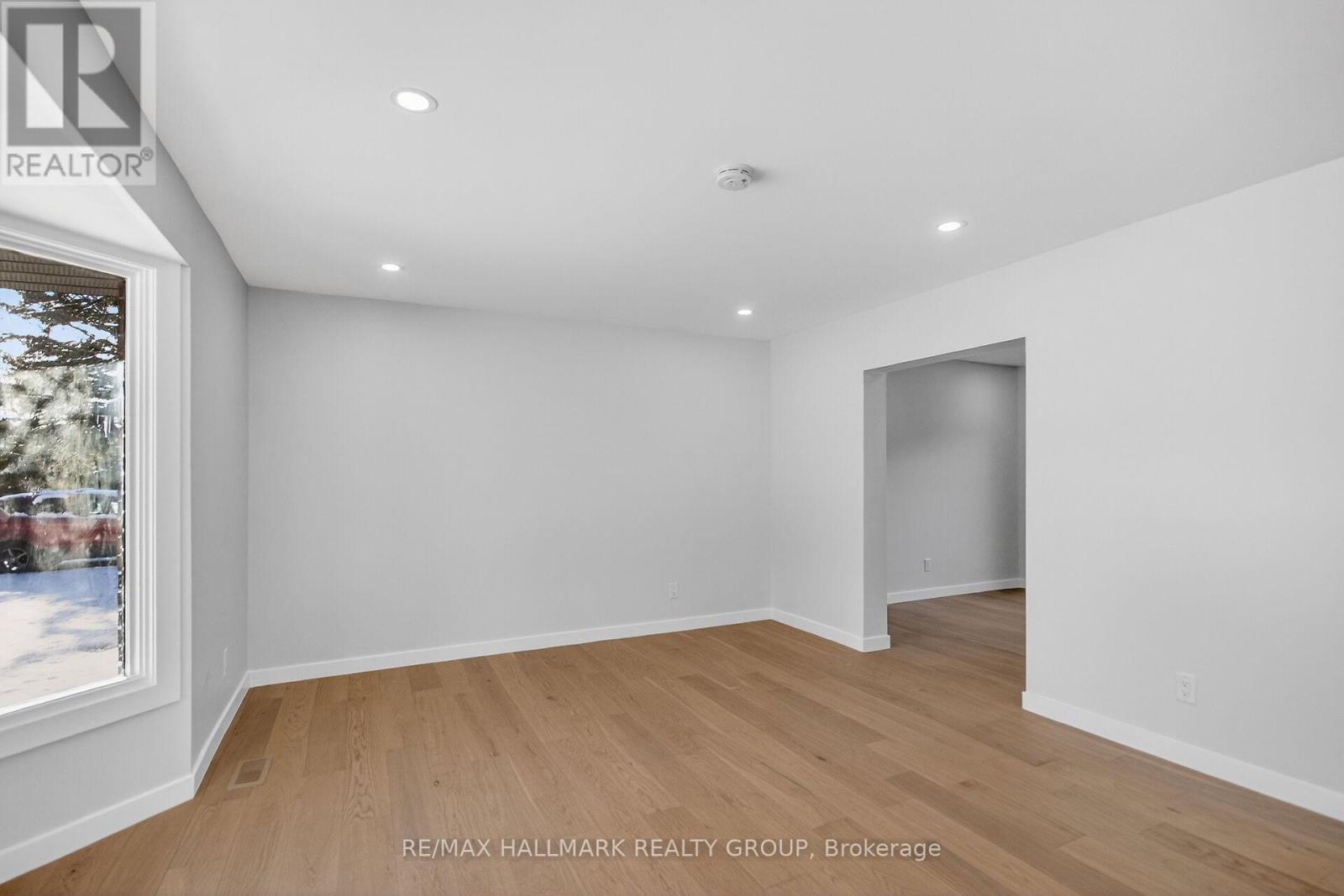 15 Scharf Lane, Ottawa, Ontario K2L 2K3 - Photo 7 - X12593996