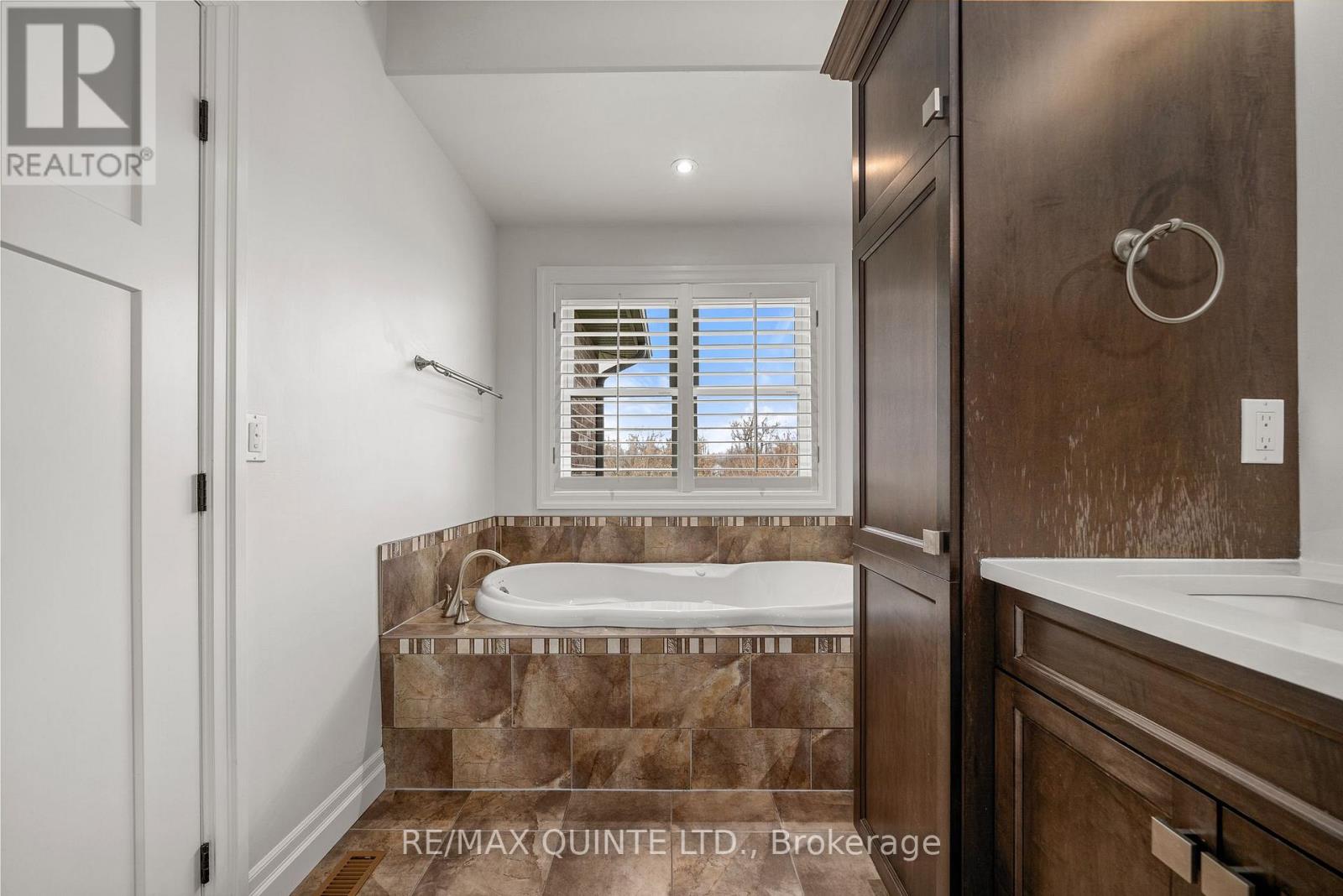 54 Settlers Landing Drive, Quinte West, Ontario  K8R 0A9 - Photo 27 - X12594134